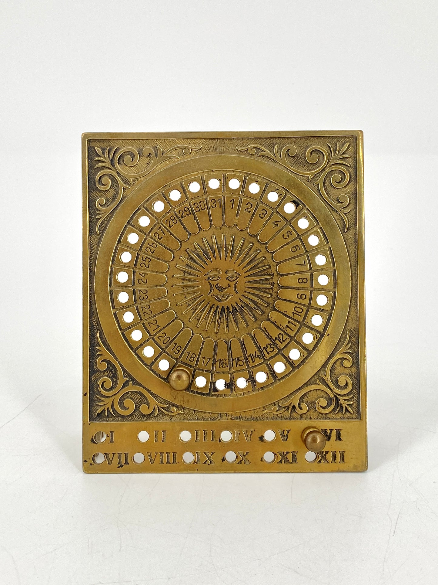 Ewiger Kalender mit Sonnenmotiv aus Messing