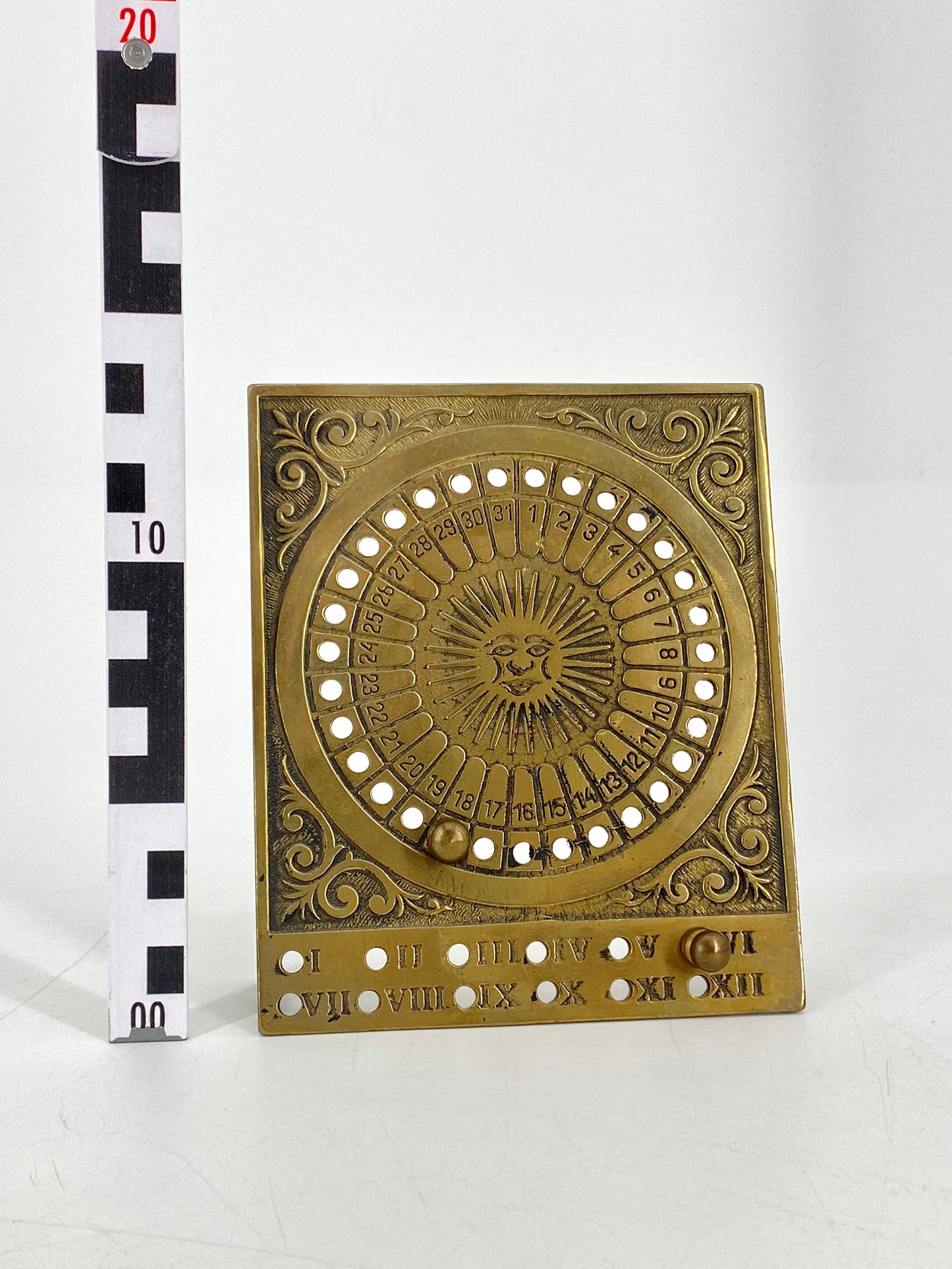 Ewiger Kalender mit Sonnenmotiv aus Messing