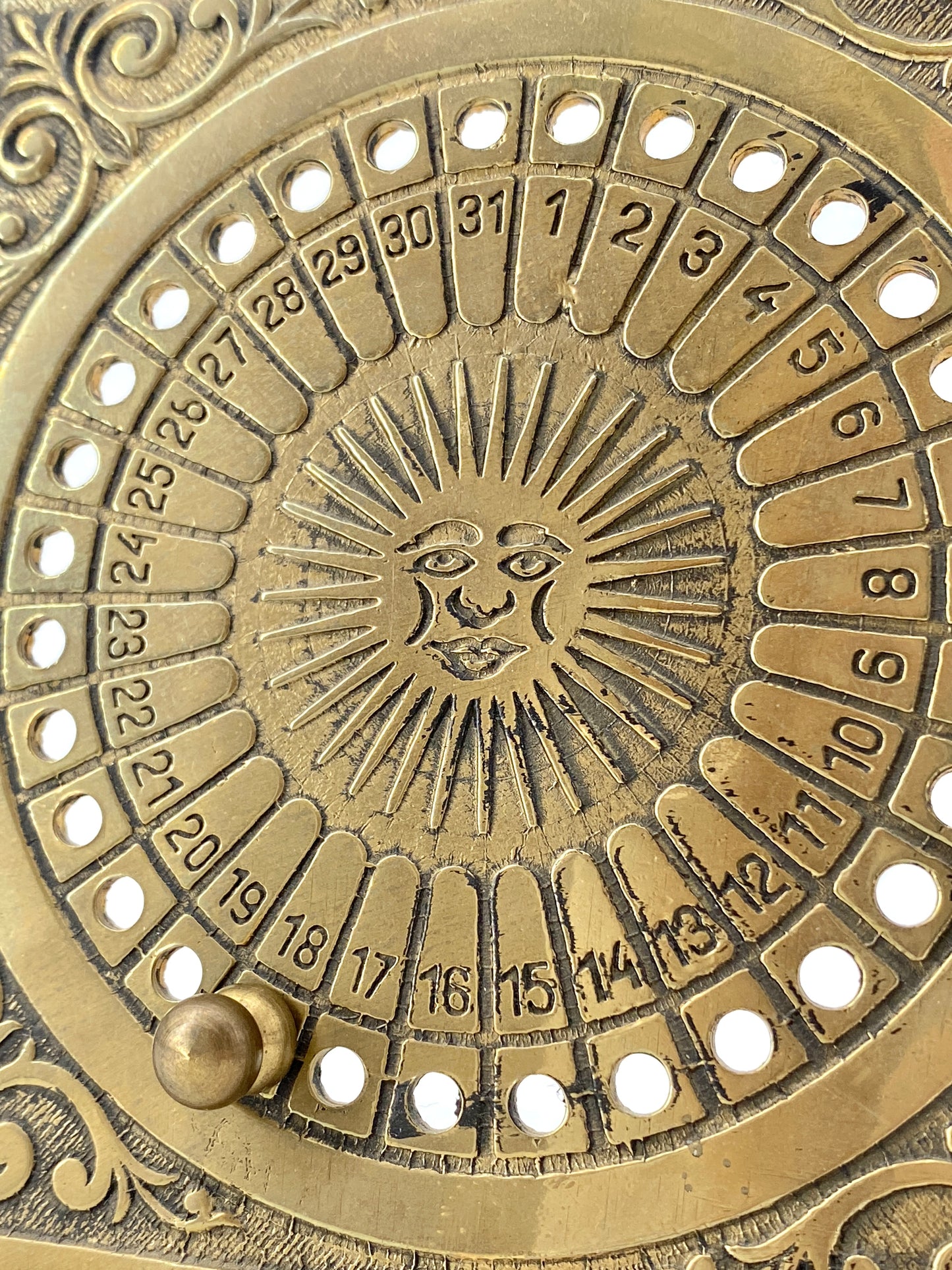 Ewiger Kalender mit Sonnenmotiv aus Messing