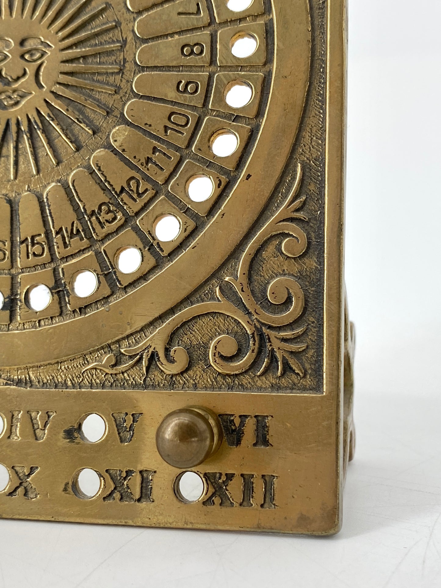 Ewiger Kalender mit Sonnenmotiv aus Messing