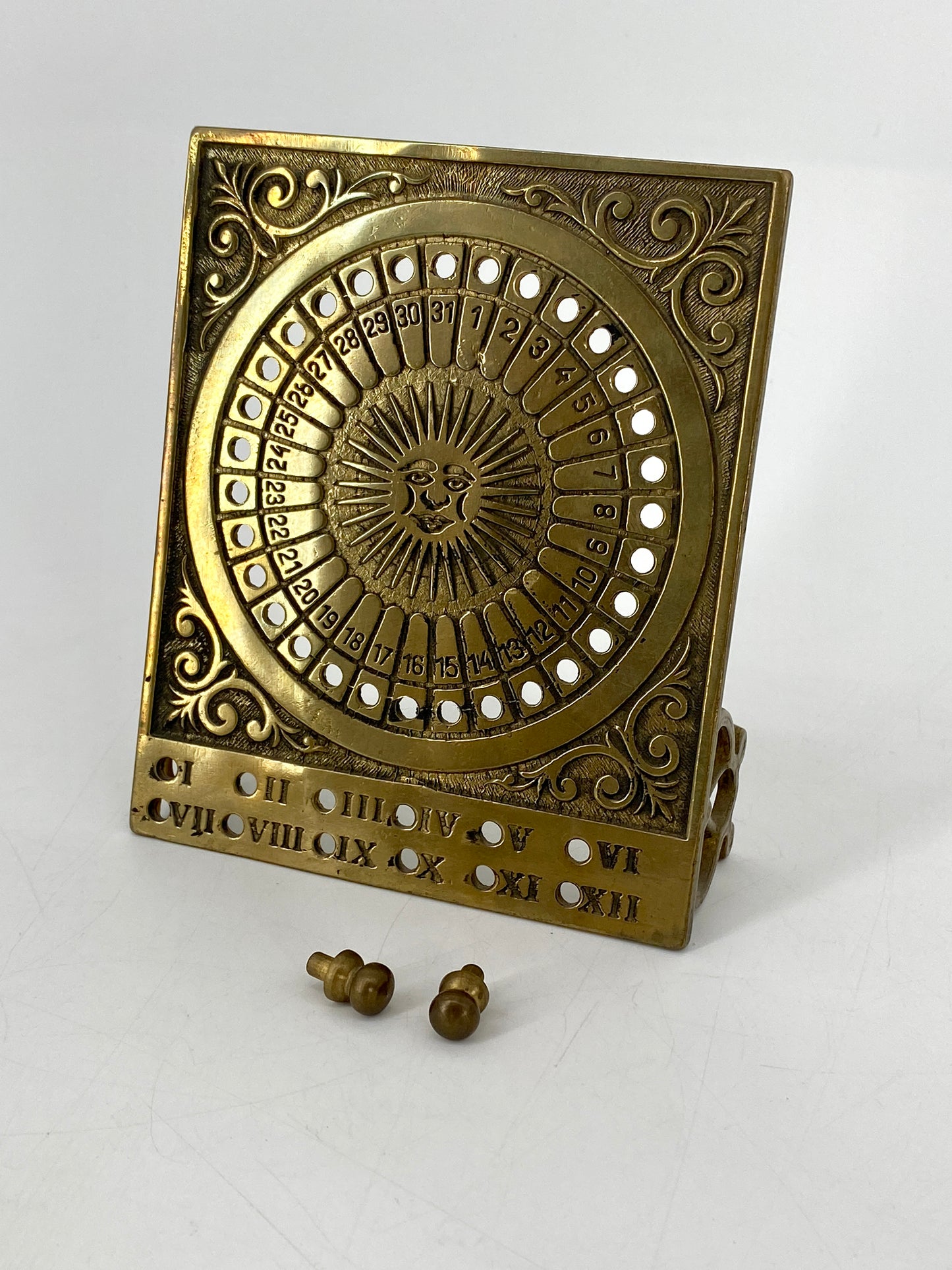 Ewiger Kalender mit Sonnenmotiv aus Messing