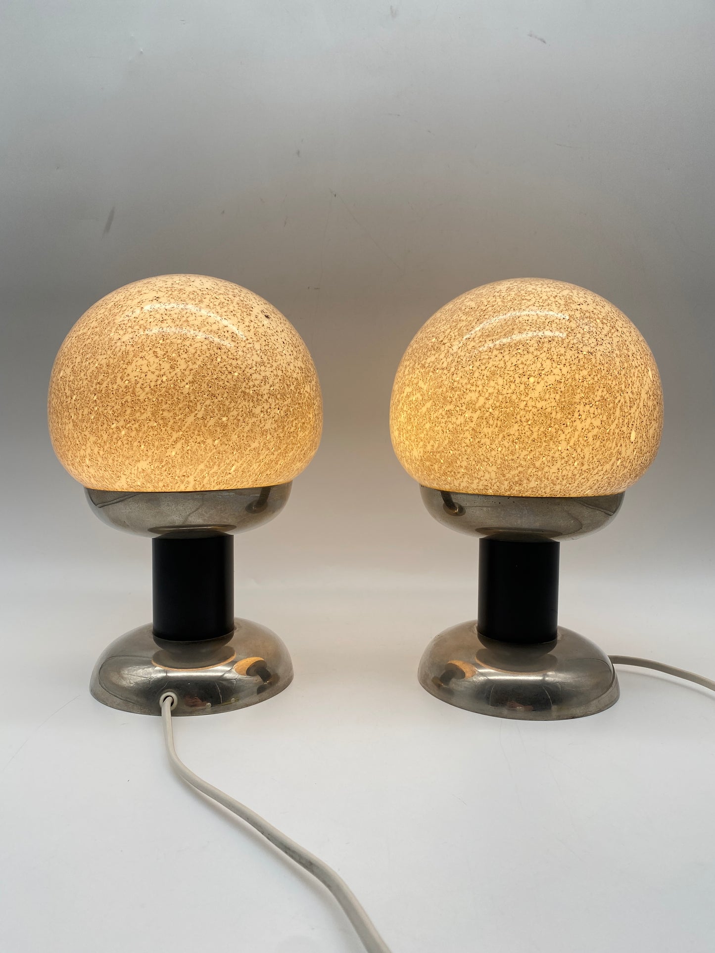 Tischlampe im Stil von Karin Korn mit spektakulärer Glaskugel, 50/60er