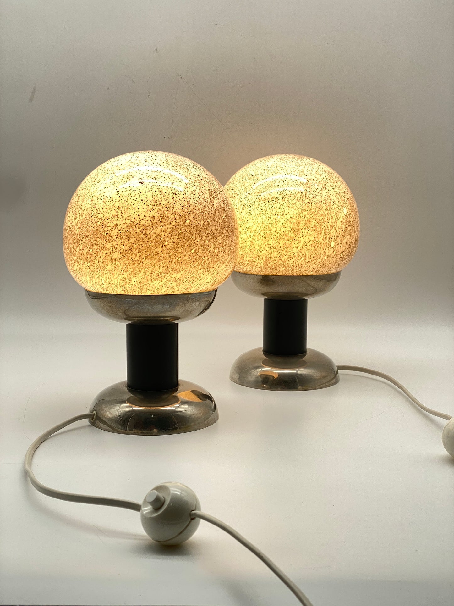 Tischlampe im Stil von Karin Korn mit spektakulärer Glaskugel, 50/60er