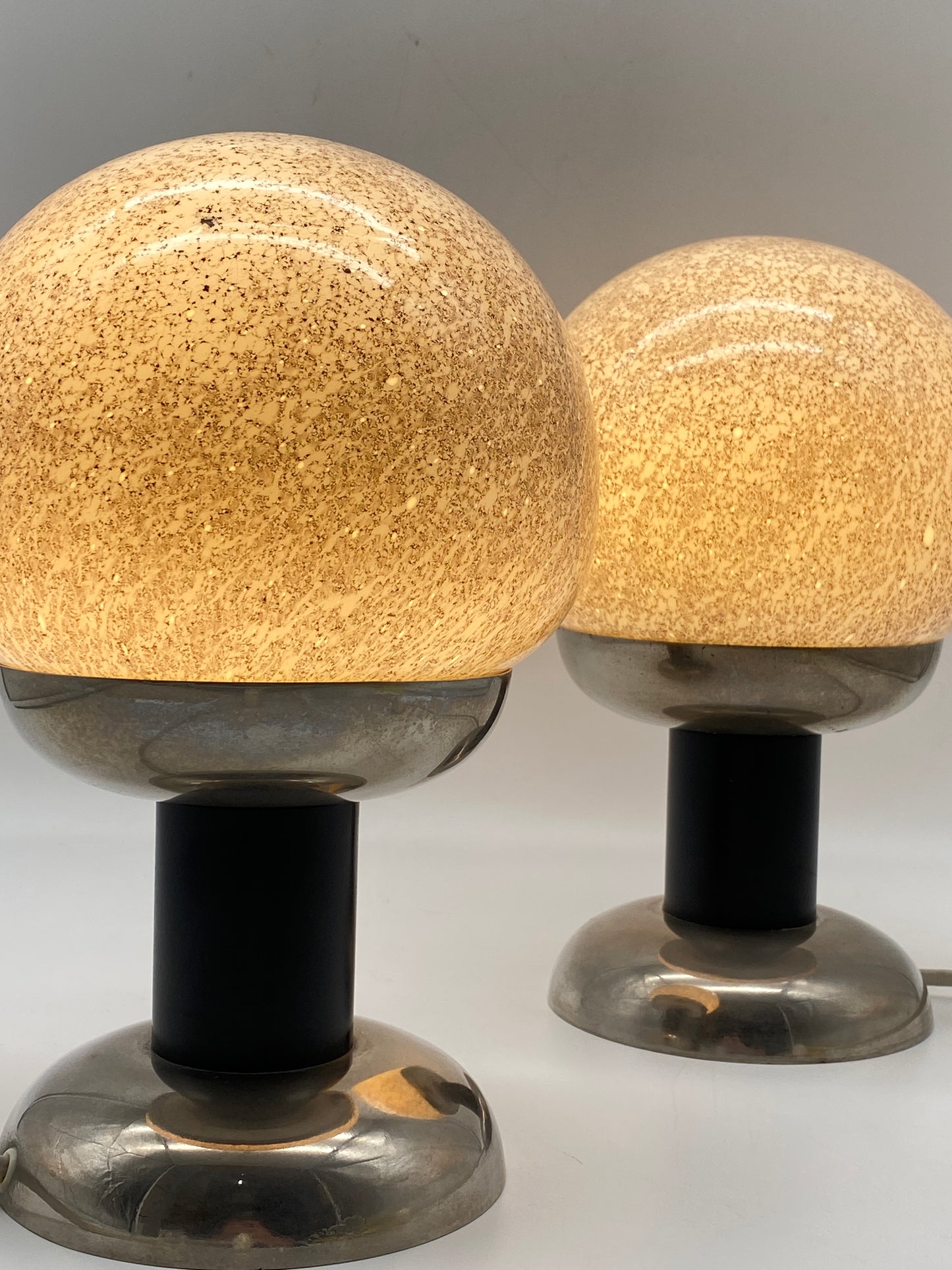 Tischlampe im Stil von Karin Korn mit spektakulärer Glaskugel, 50/60er