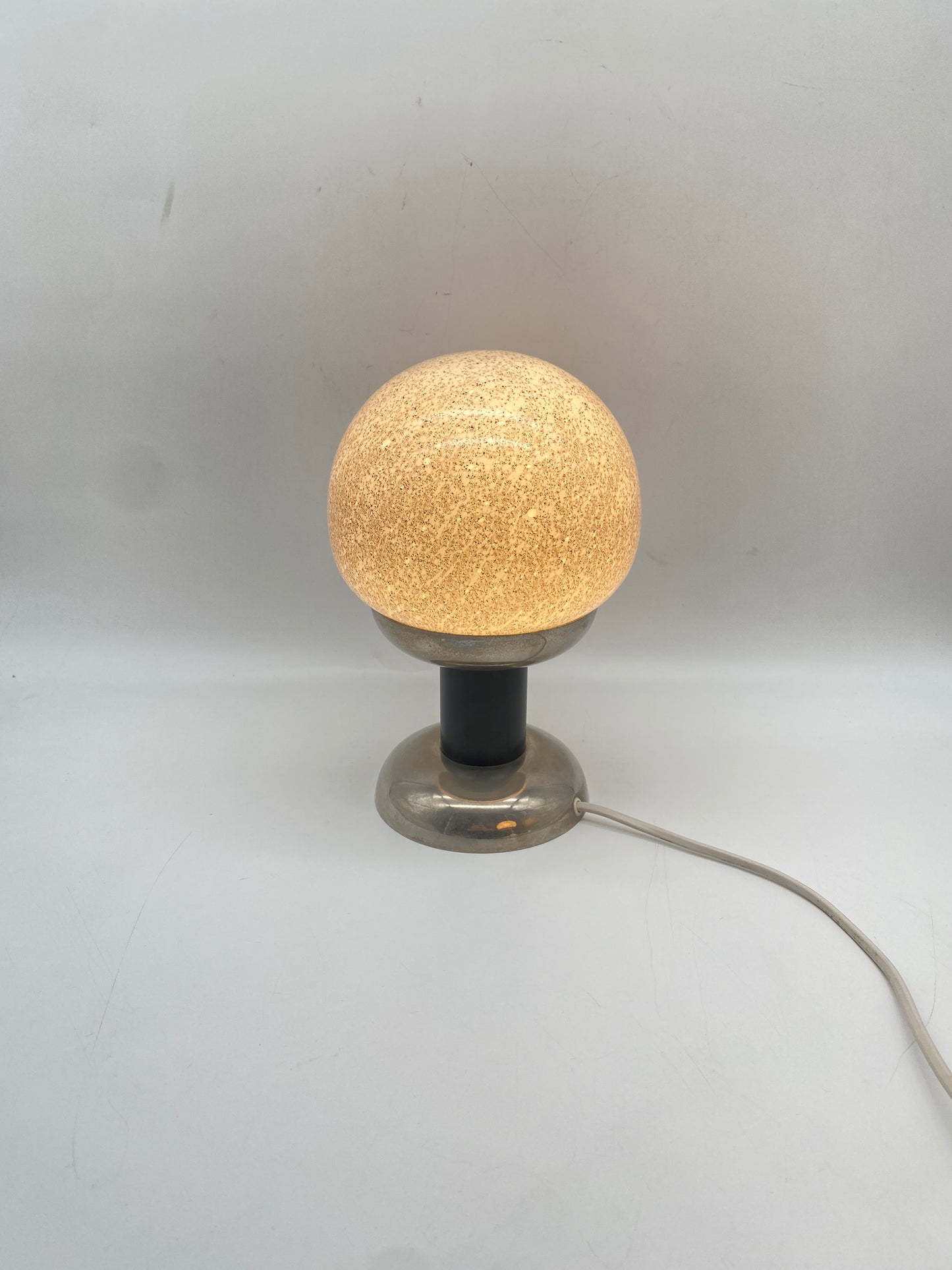 Tischlampe im Stil von Karin Korn mit spektakulärer Glaskugel, 50/60er