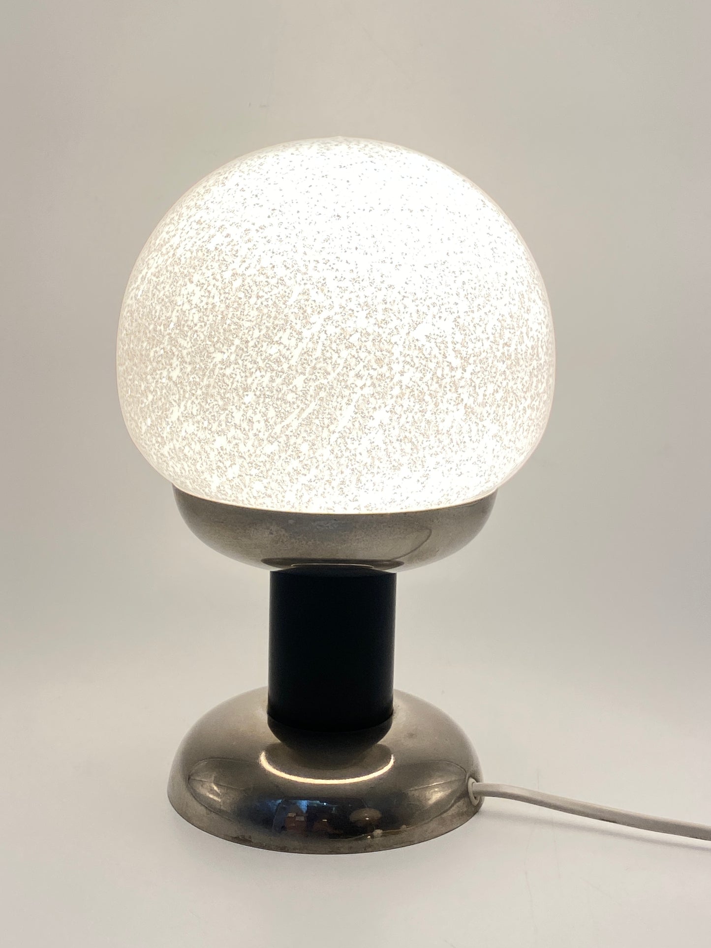 Tischlampe im Stil von Karin Korn mit spektakulärer Glaskugel, 50/60er