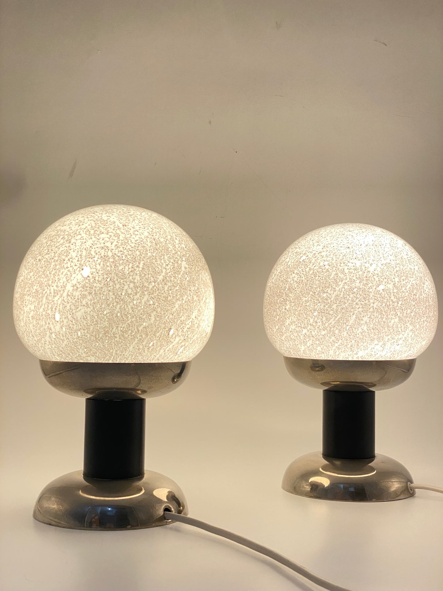 Tischlampe im Stil von Karin Korn mit spektakulärer Glaskugel, 50/60er