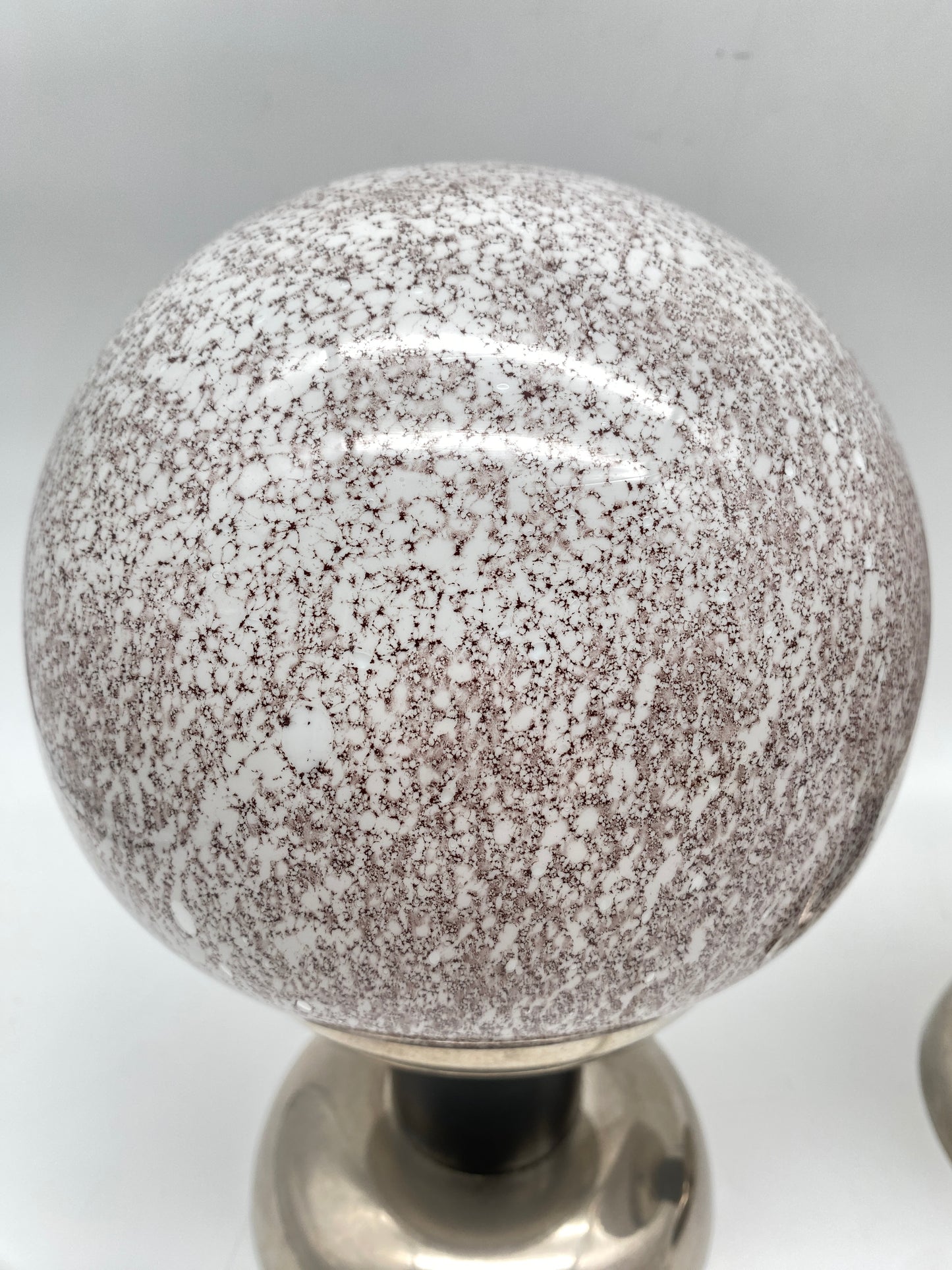 Tischlampe im Stil von Karin Korn mit spektakulärer Glaskugel, 50/60er