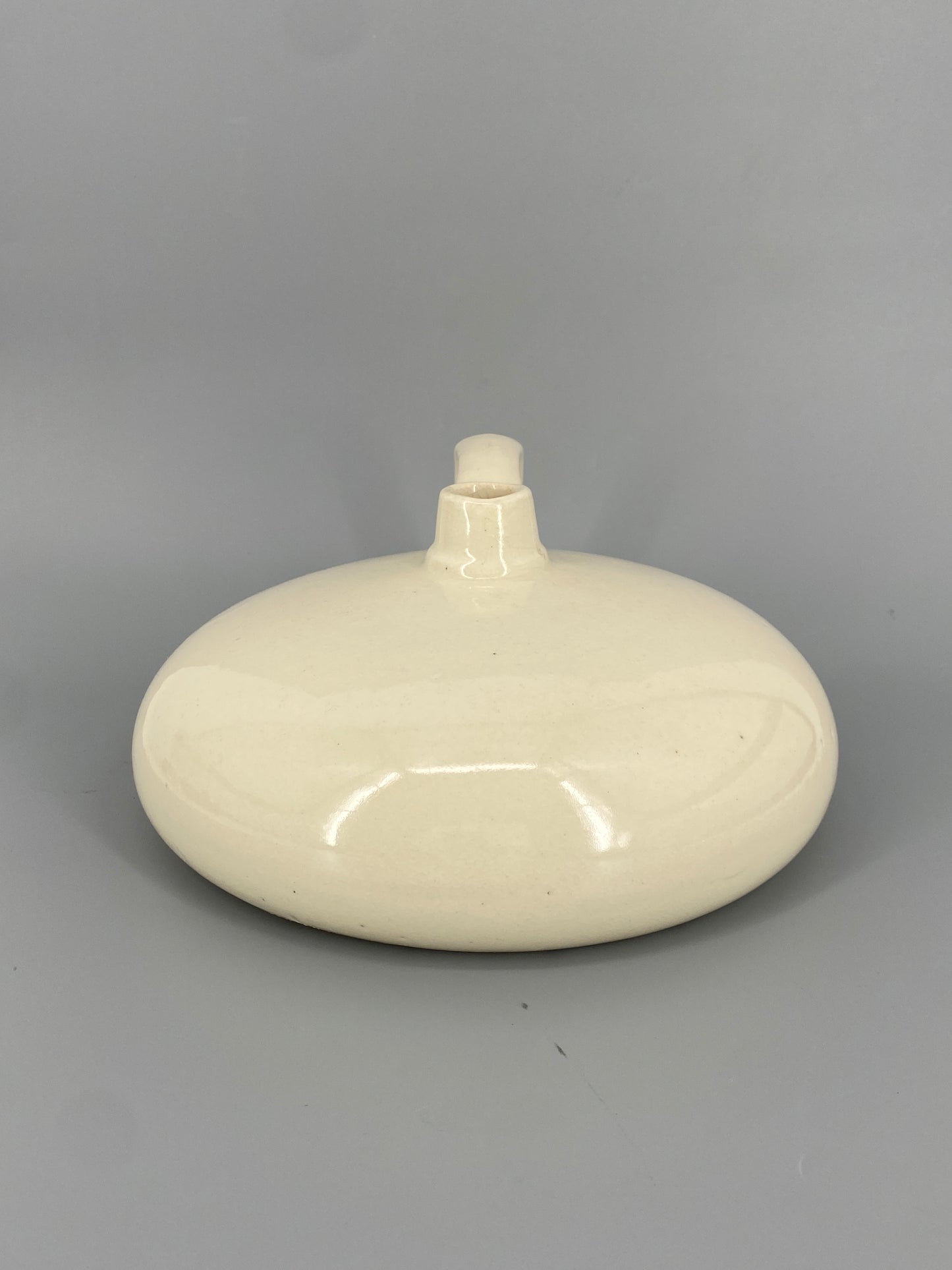 Alte Steingut Wärmflasche in Beige