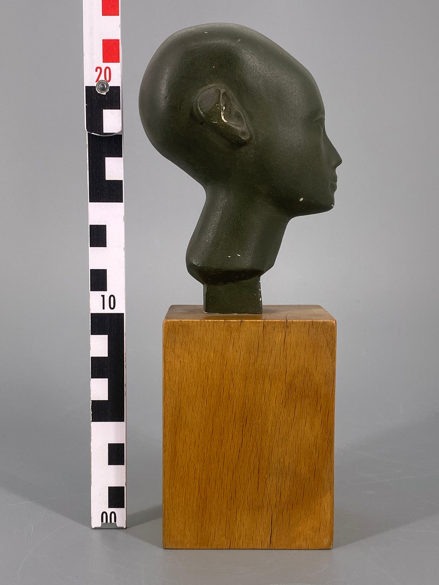 Ägyptischer Kopf auf Holzsockel, Büste
