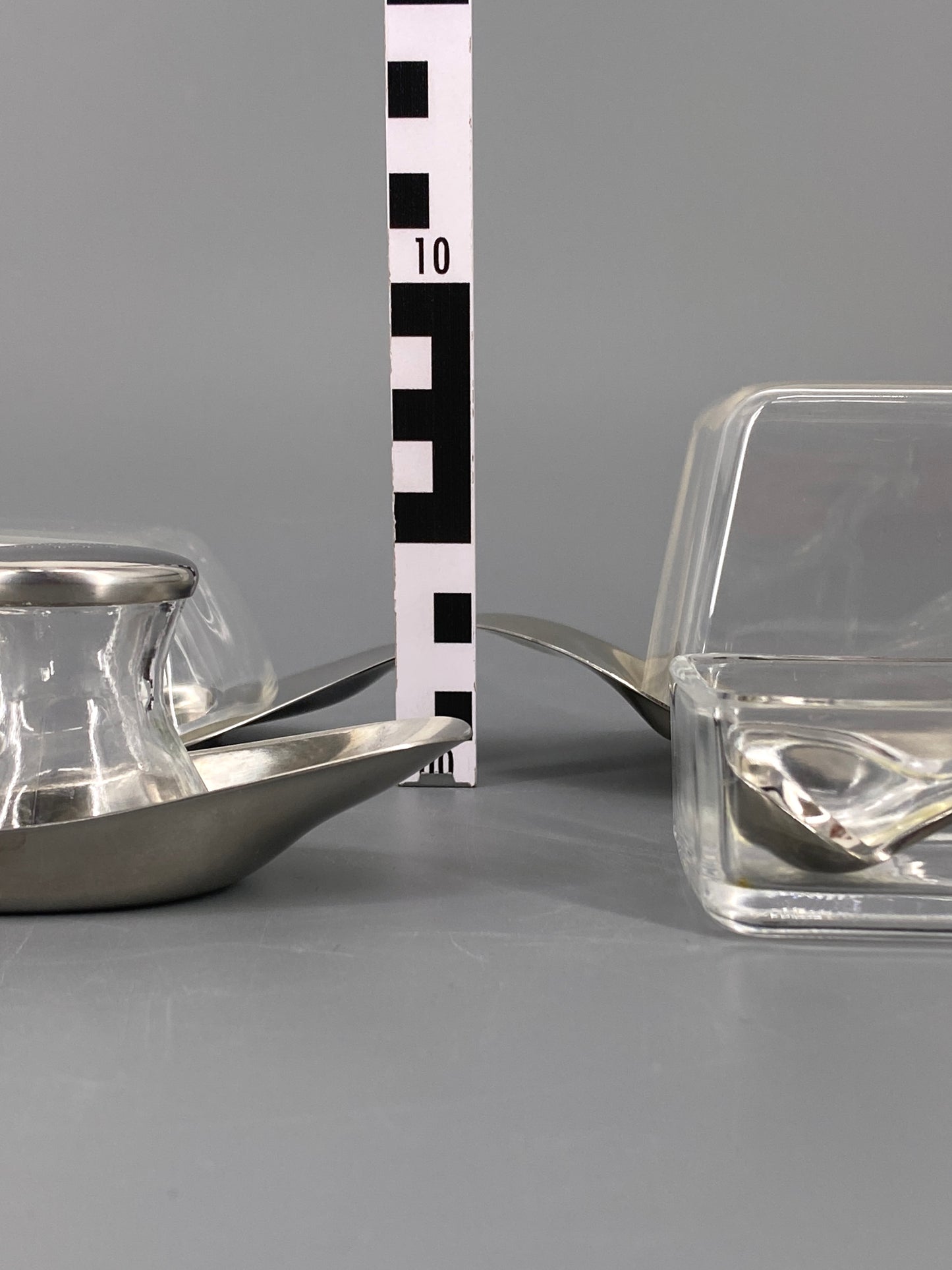 Wilhelm Wagenfeld für WMF, Konvolut aus Butterdosen und Streuern, Frühstücksset