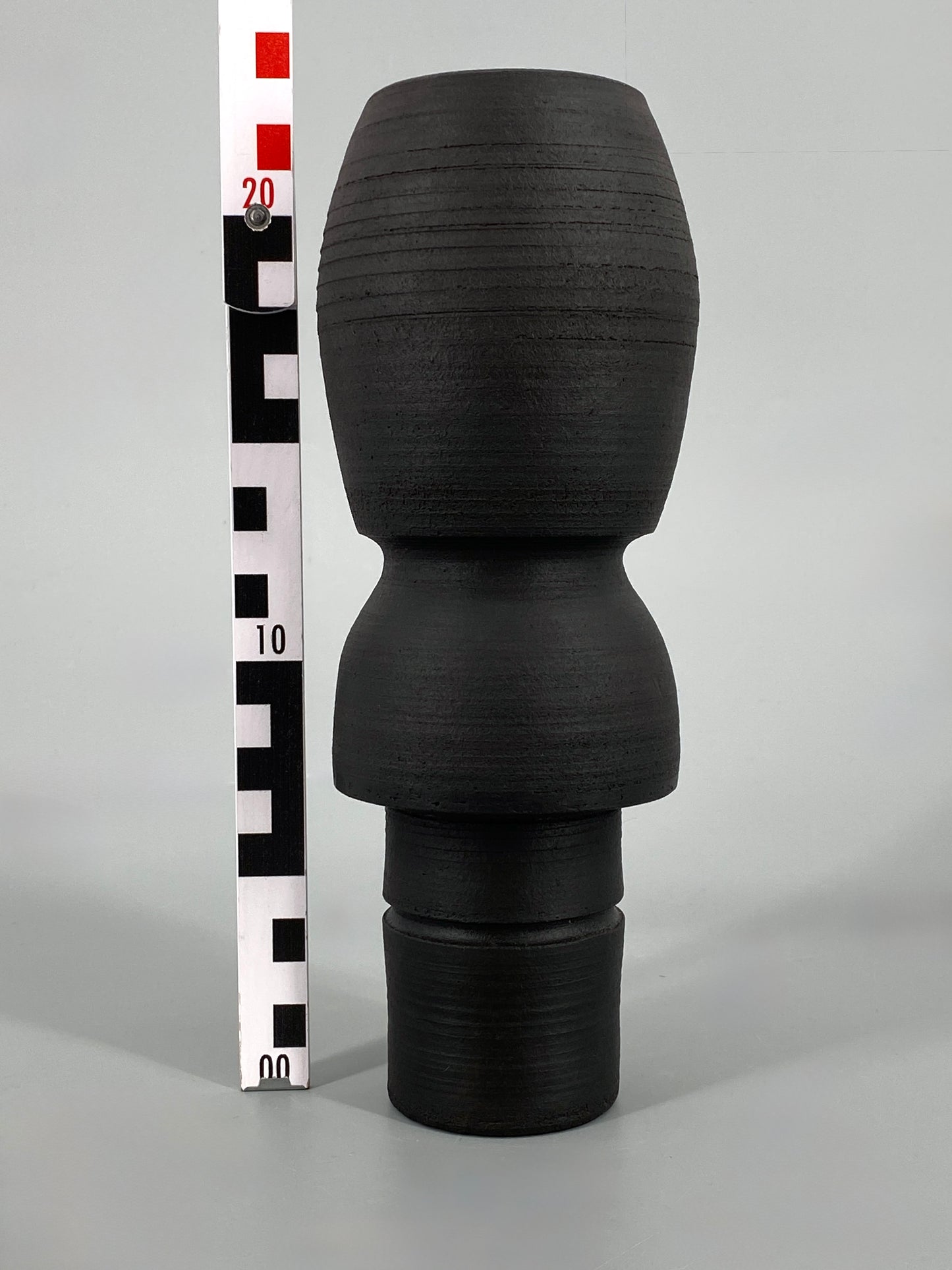 Geometrische Vase des Berliner Künstlers Markus J. Freidl, 2018