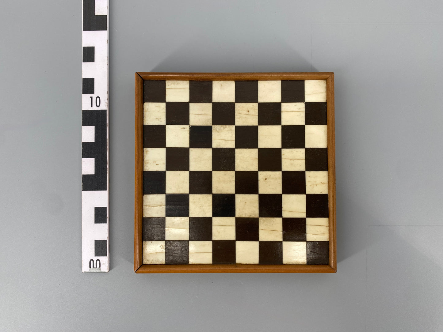 Doppelseitiges Spielbrett für Schach und Mühle, vintage