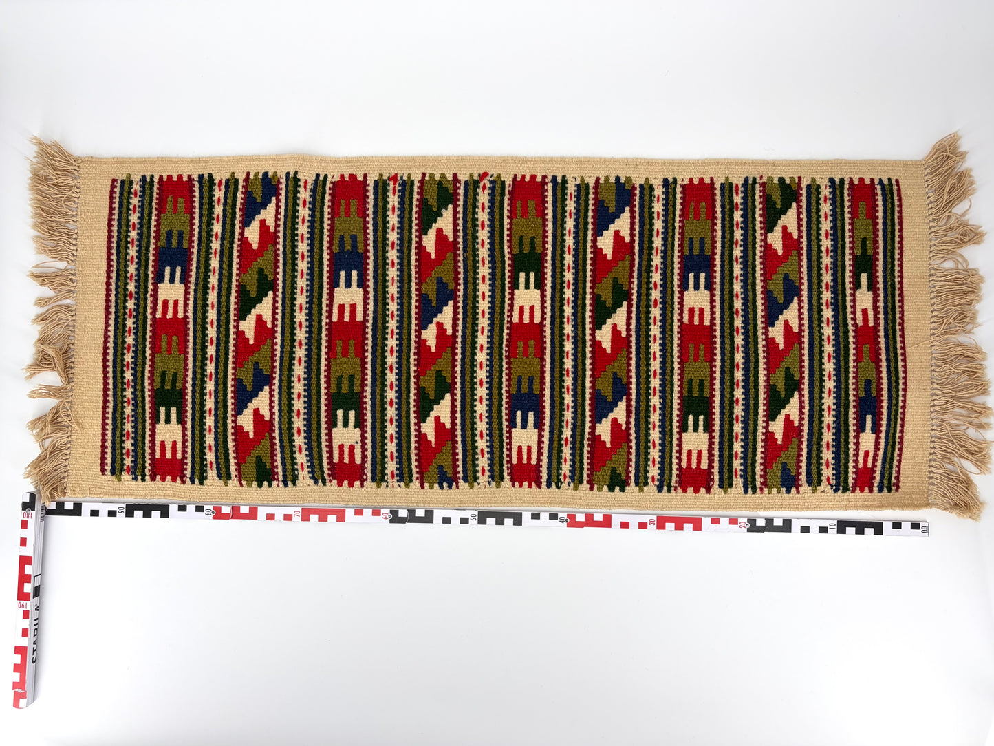 Kleiner Tischläufer mit mit geometrischem Muster im Nomaden-Stil