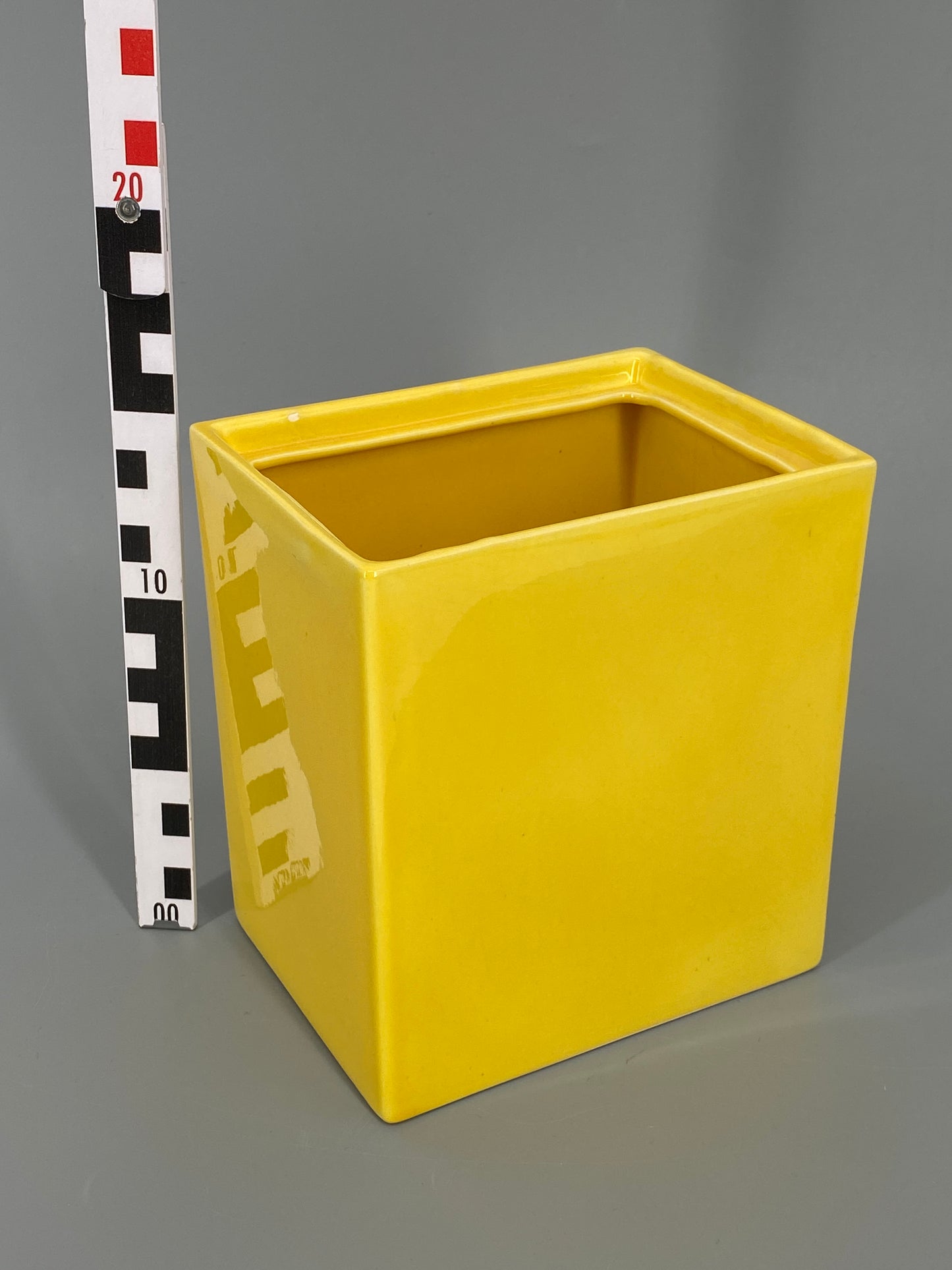 Keramikdose der Künstlerin Hedwig Bollhagen im Bauhausstil, Deutschland