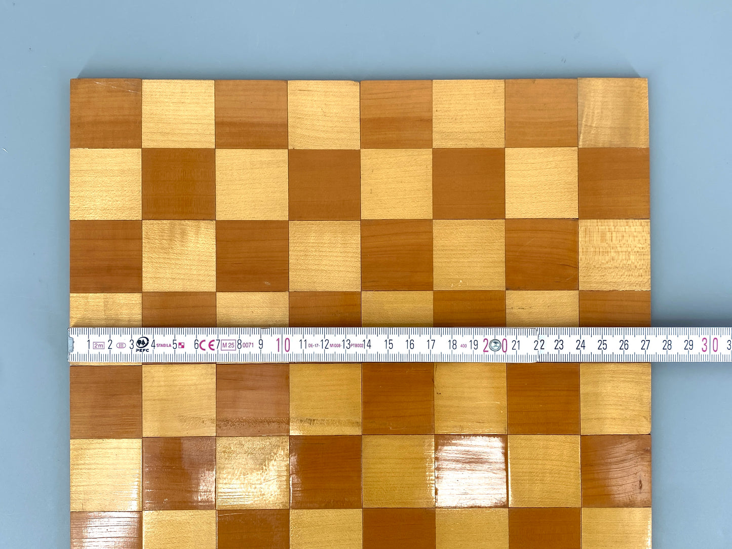 Faltbares Schachbrett aus zwei verschiedenen Holzarten