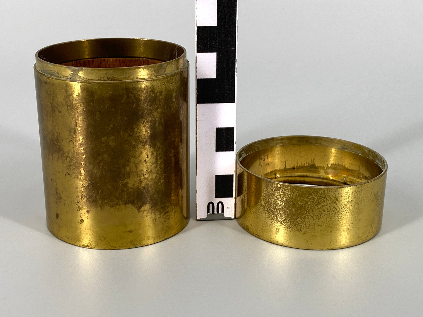 Art Deco Zylindrische Zigarettendose aus Messing, Deckel mit emaillierter Einlage, signiert