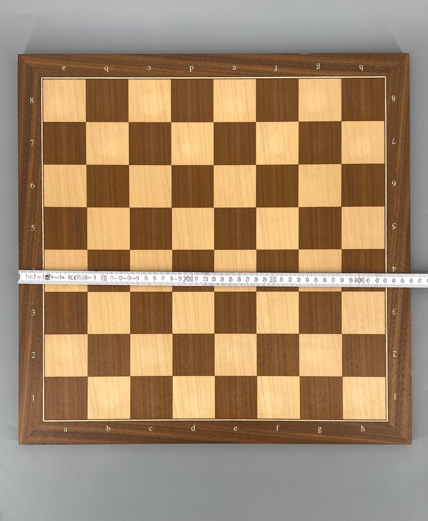 Schachbrett aus Holz mit Intarsie, matt lackiert