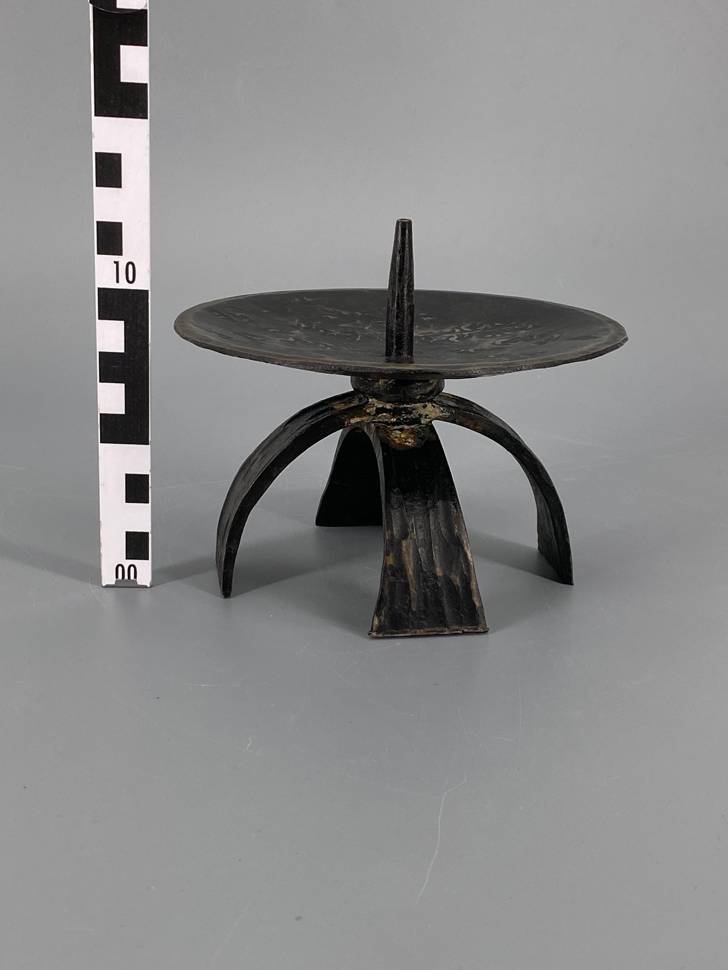 Brutalistischer Kerzenhalter aus Eisen, für Blockkerzen