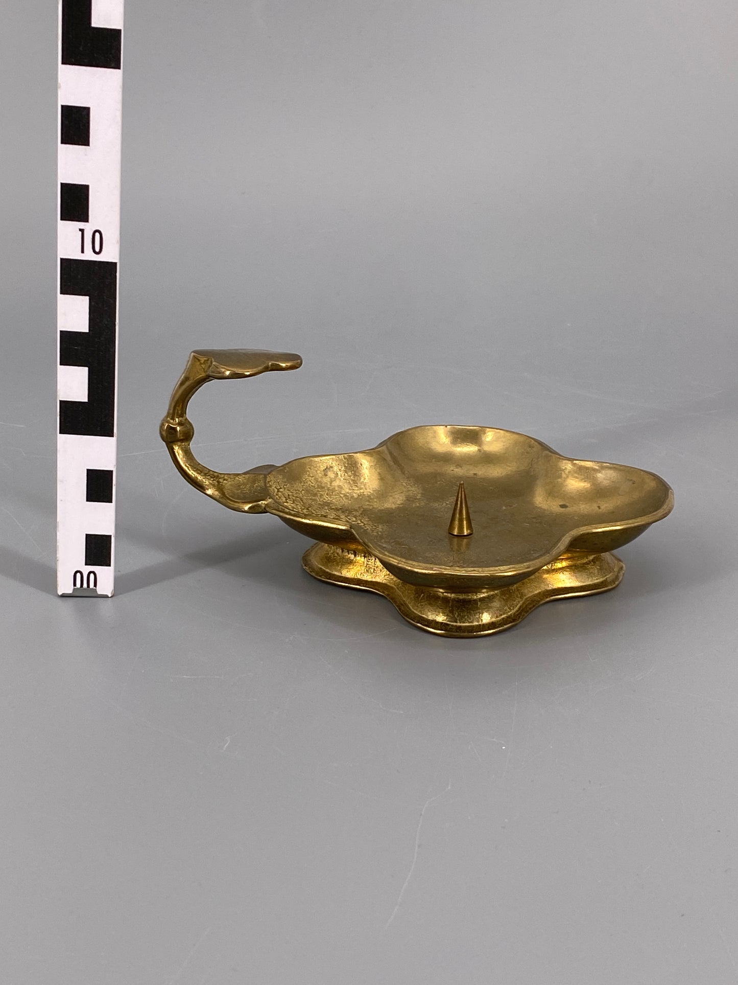 Kerzenhalter mit Griff aus Messing