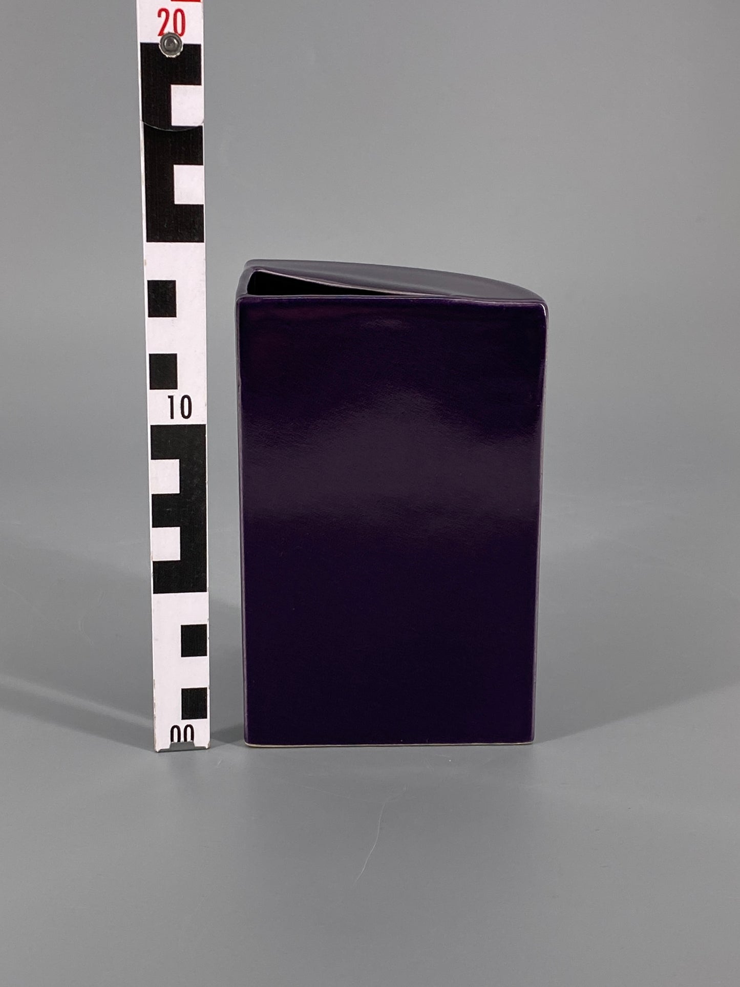 Vase aus Keramik von ASA in tiefem Lila, geometrische Form