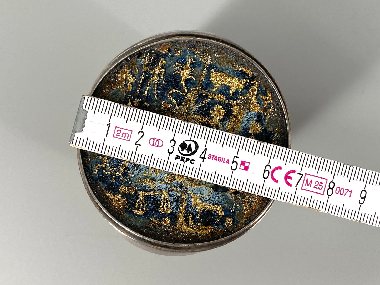 Zylindrische Deckeldose aus 925er Silber, innen punziert, emaillierter Deckel mit Messingperlen
