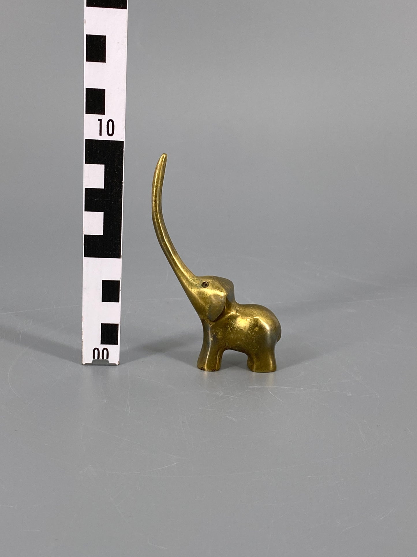Ringhalter Elefant aus Messing, Walter Bosse zugeschrieben