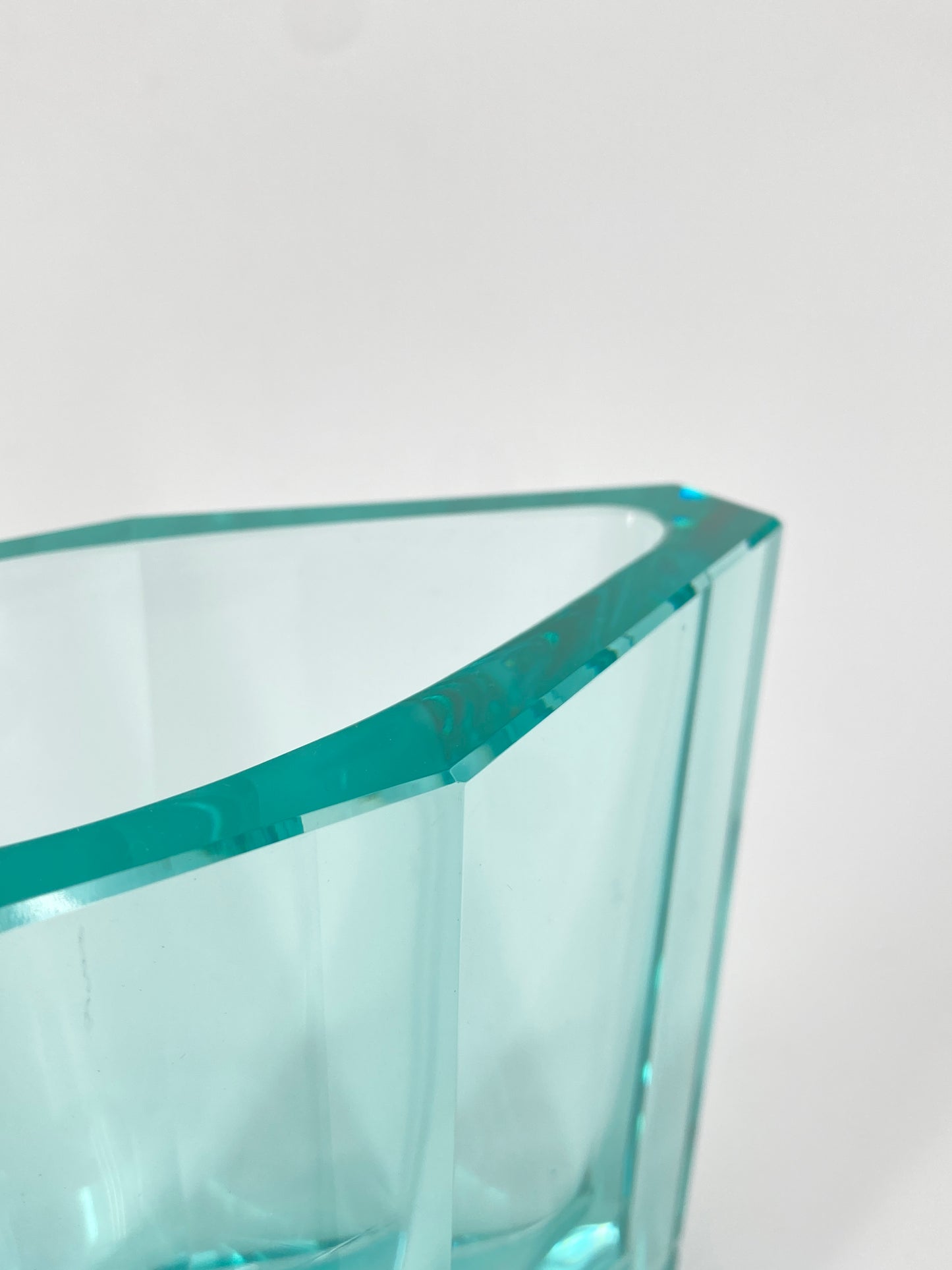 Blaugrüne Glasvase mit Facettenschliff