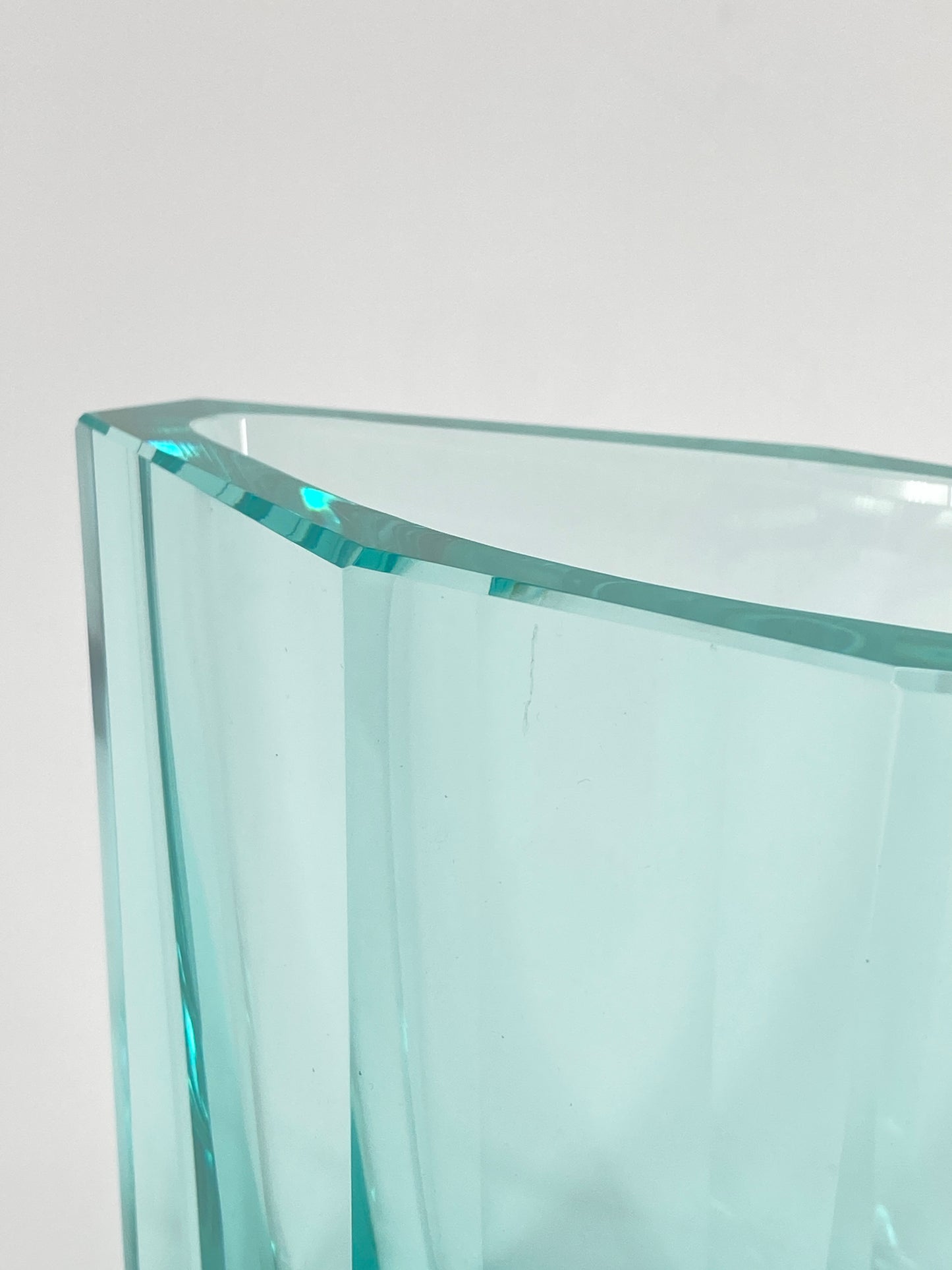Blaugrüne Glasvase mit Facettenschliff