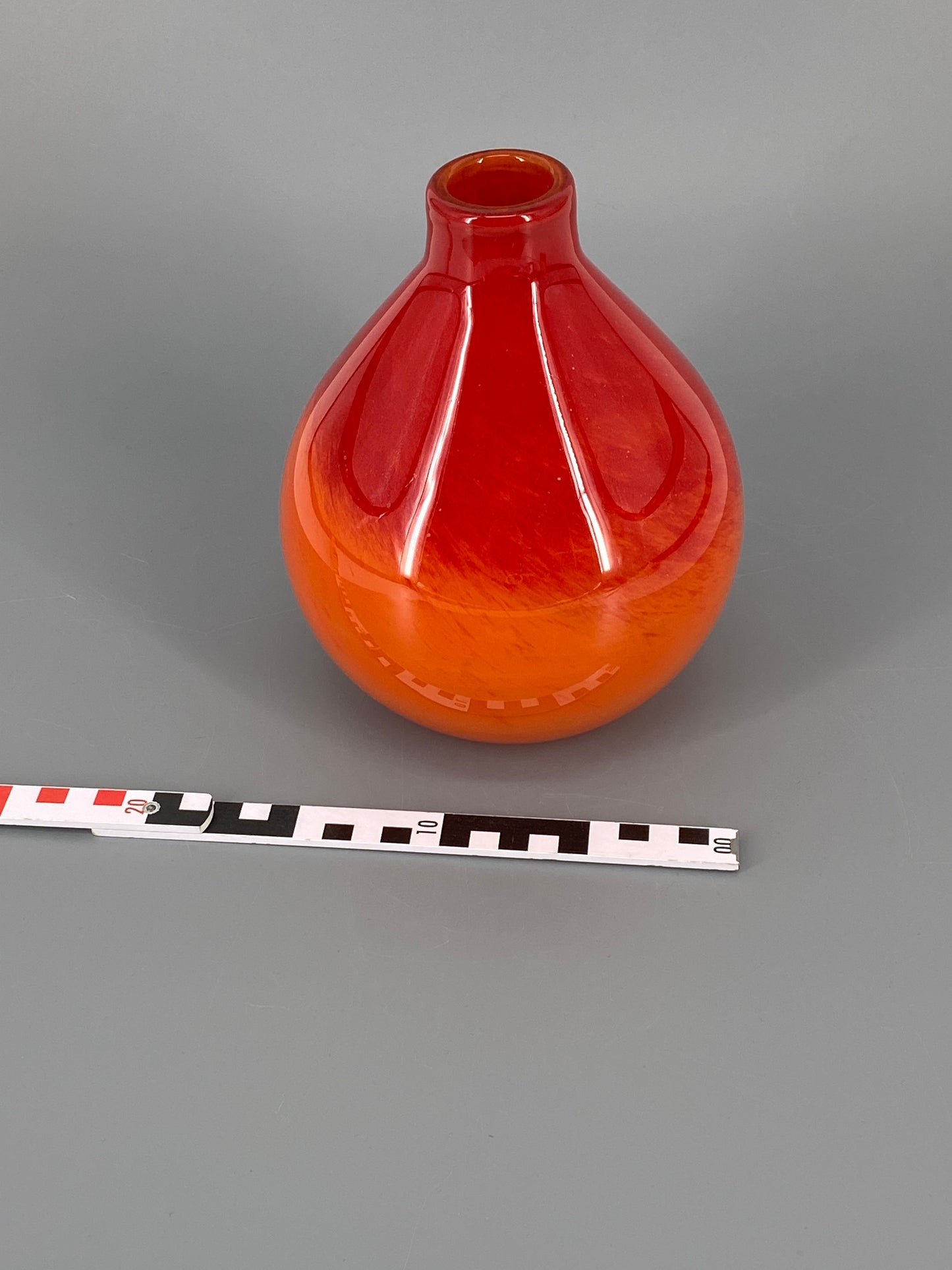 große mundgeblasene Glasvase mit einem Verlauf in Orange und Rot