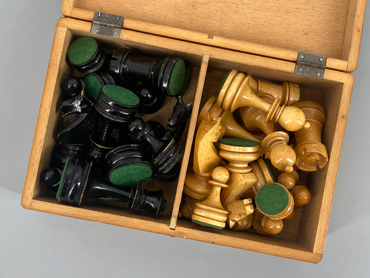 Schachfiguren in Schatulle aus der ersten Hälfte des zwanzigsten Jahrhundert, König 8 cm