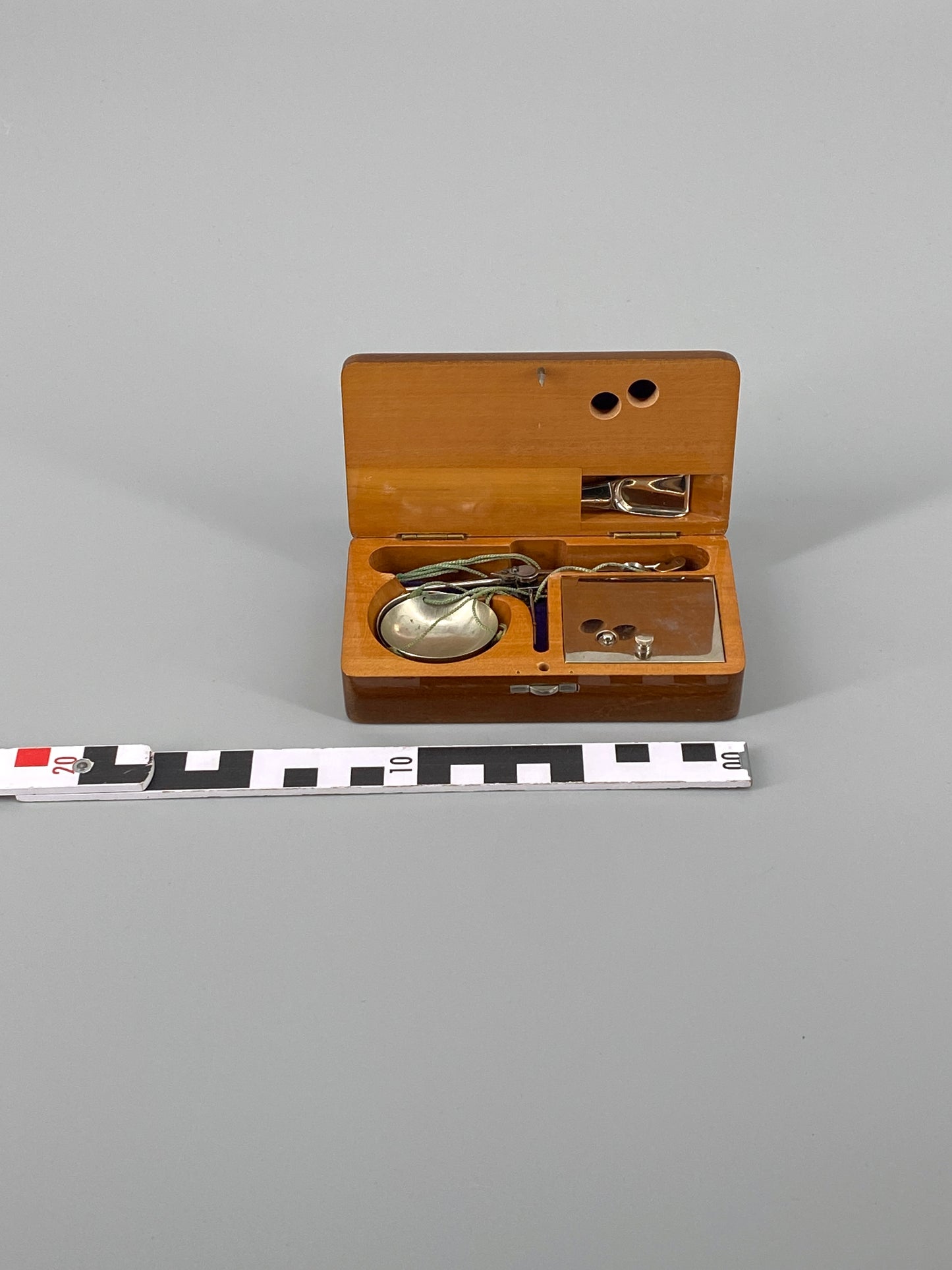 Antike Feinwaage mit Gewichten in einer Holzbox