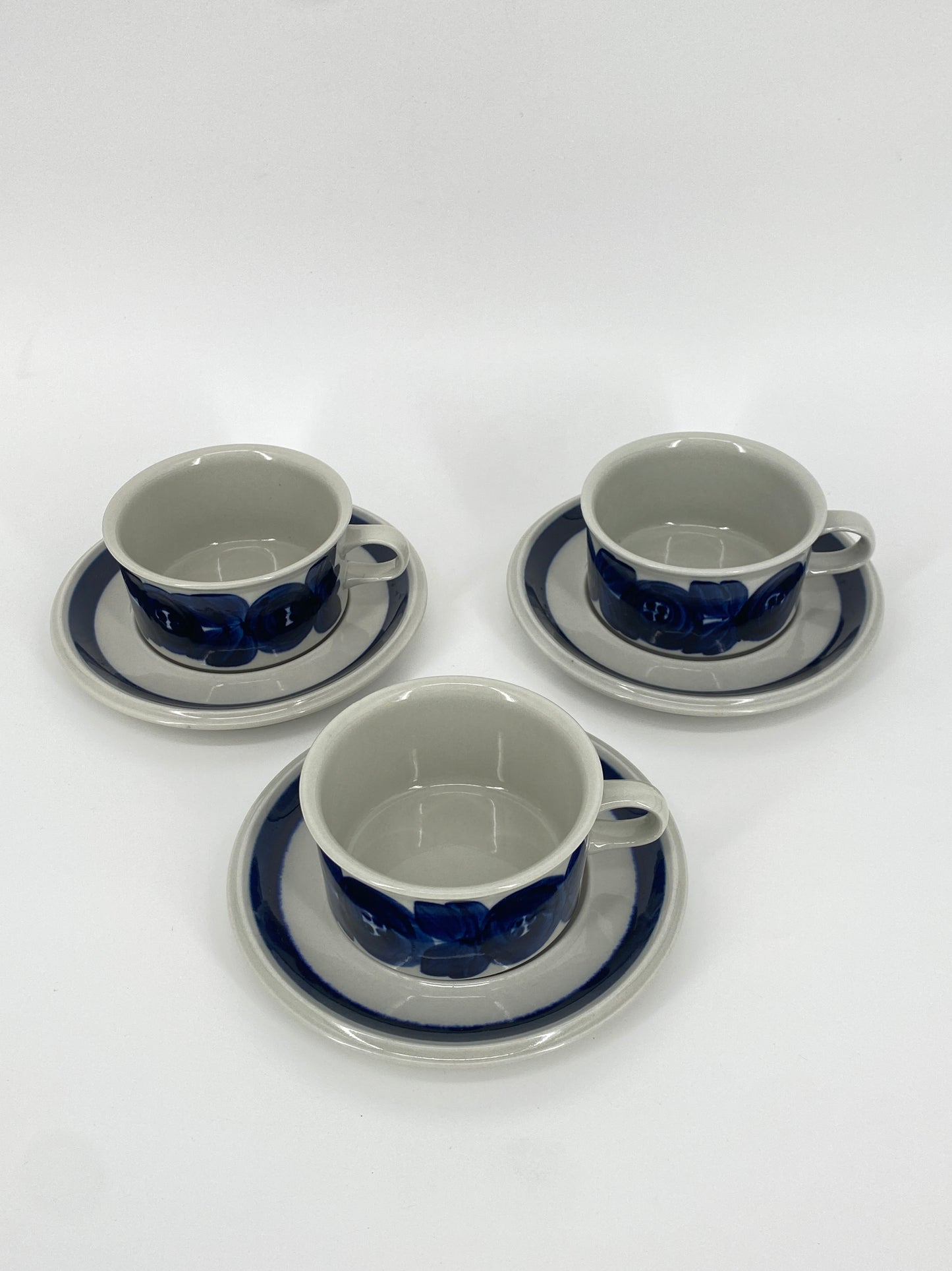 3x "Anemone" Keramik Teetassen mit Kanne von Ulla Procope für Arabia Finland