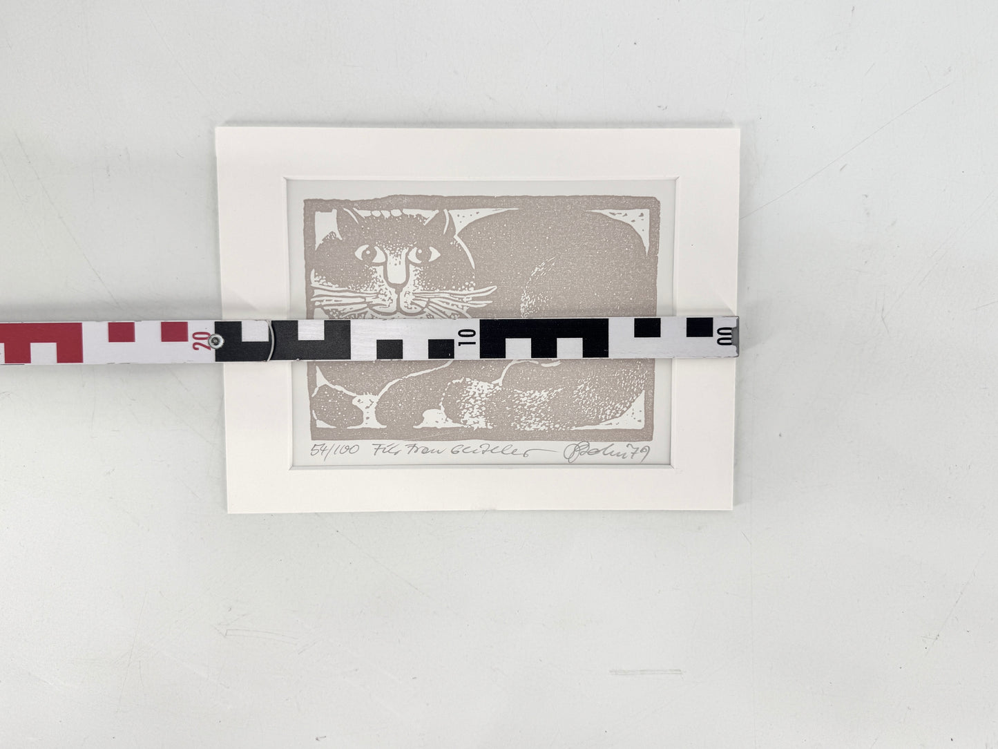 Grafik, die lächelnde Katze. Linolschnitt