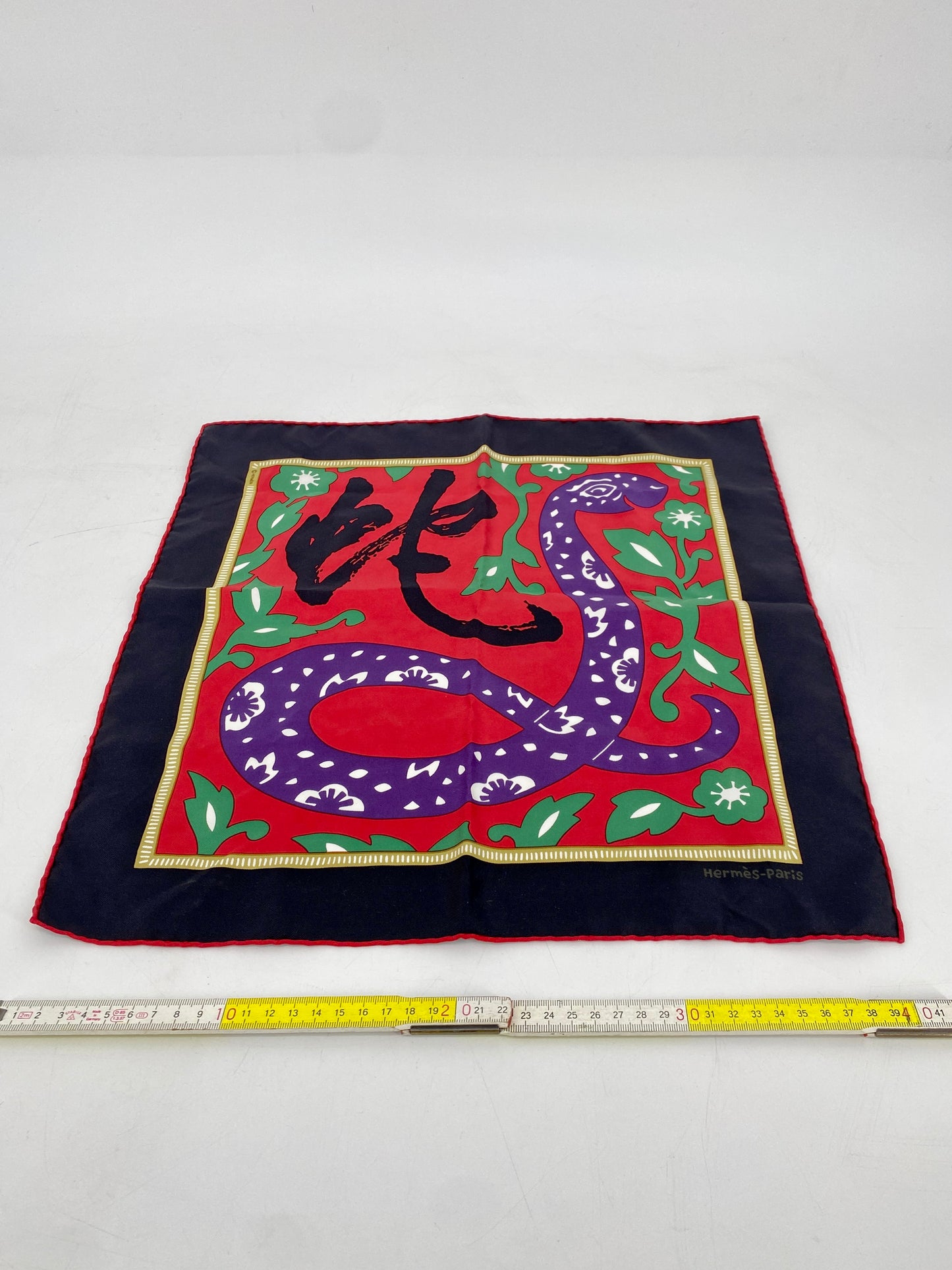 Seidentuch "L'année du serpent" für Hermès von Stéphany Devaux