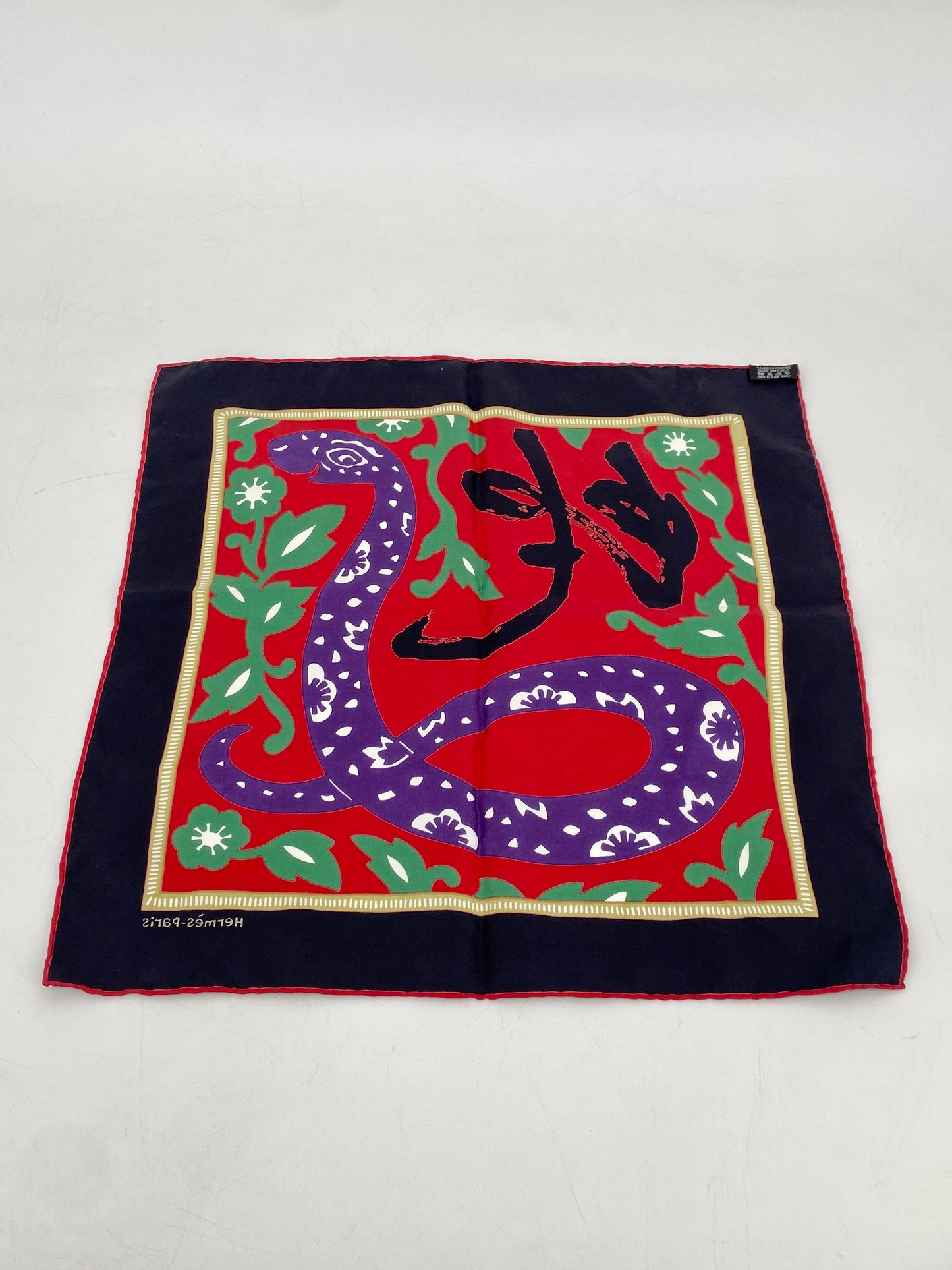 Seidentuch "L'année du serpent" für Hermès von Stéphany Devaux