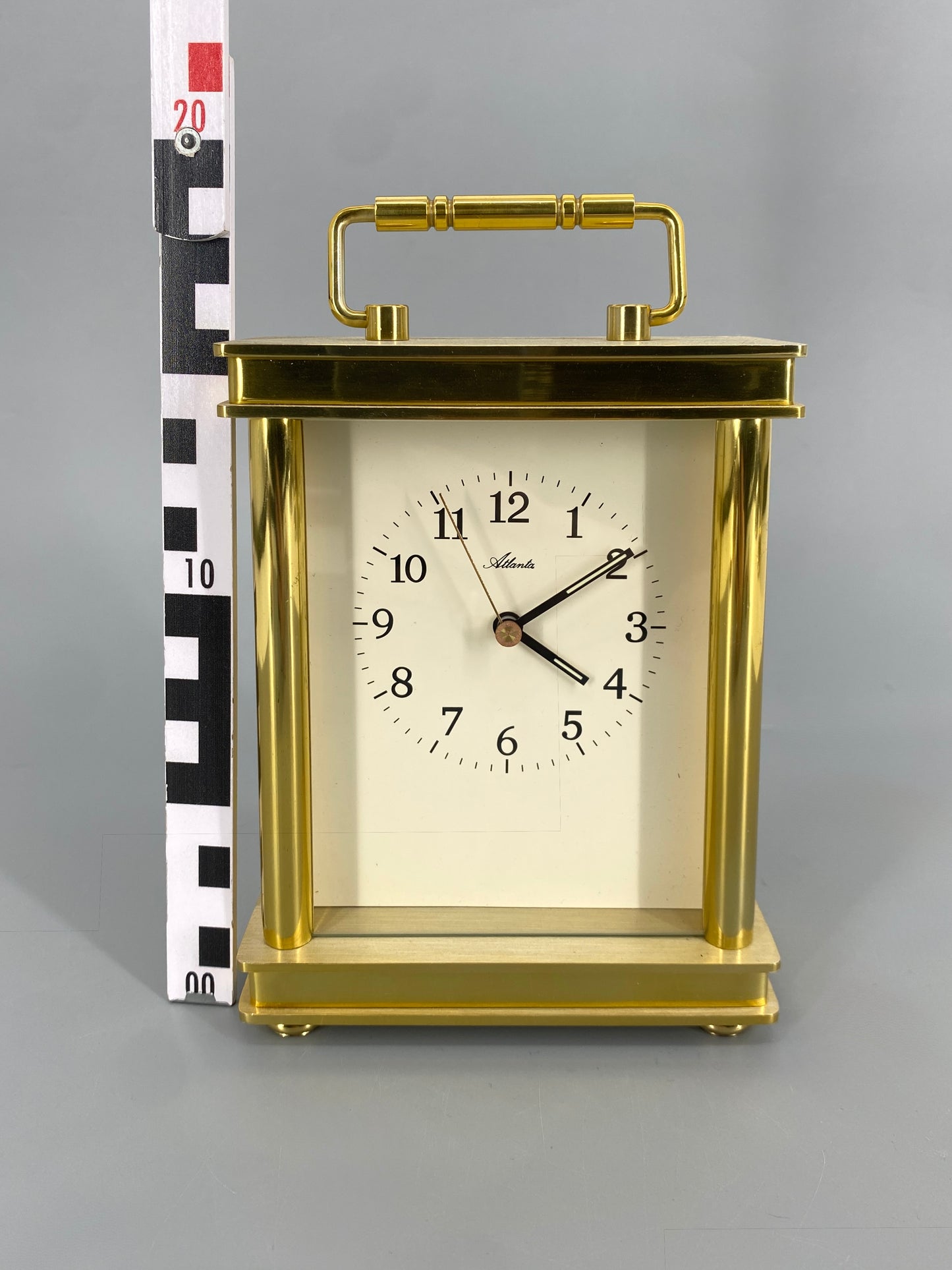 goldene, moderne Portaluhr von Atlanta