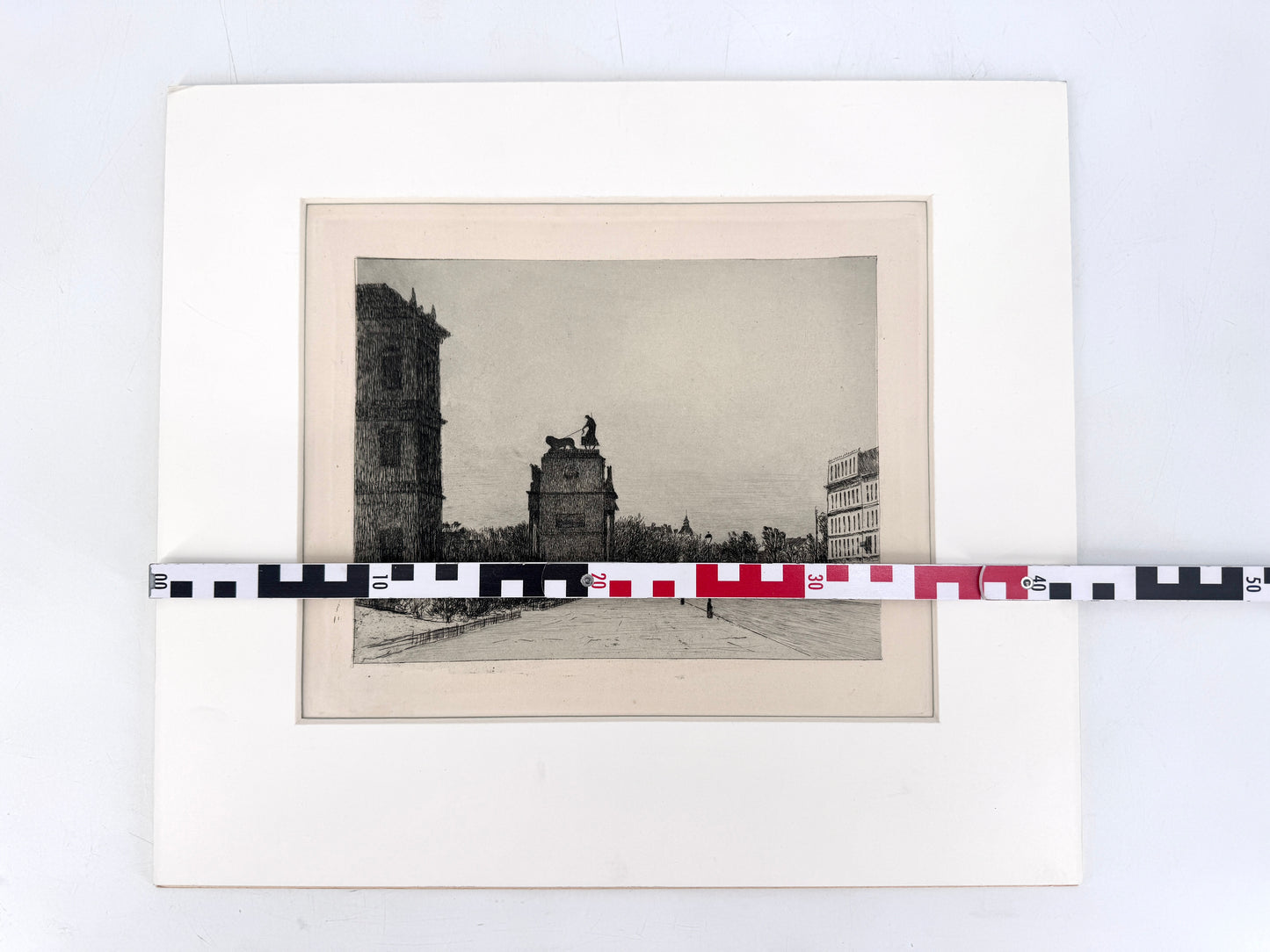 S. L. Wenban, Münchener Siegestor mit Akademie der bildenden Künste. Radierung