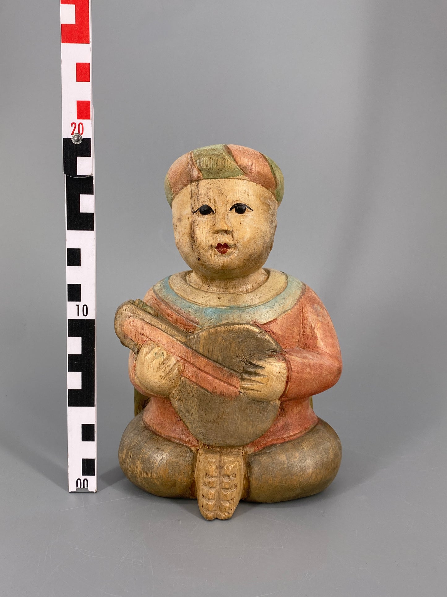 Handgeschnitzte Musikantenfigur aus Asien
