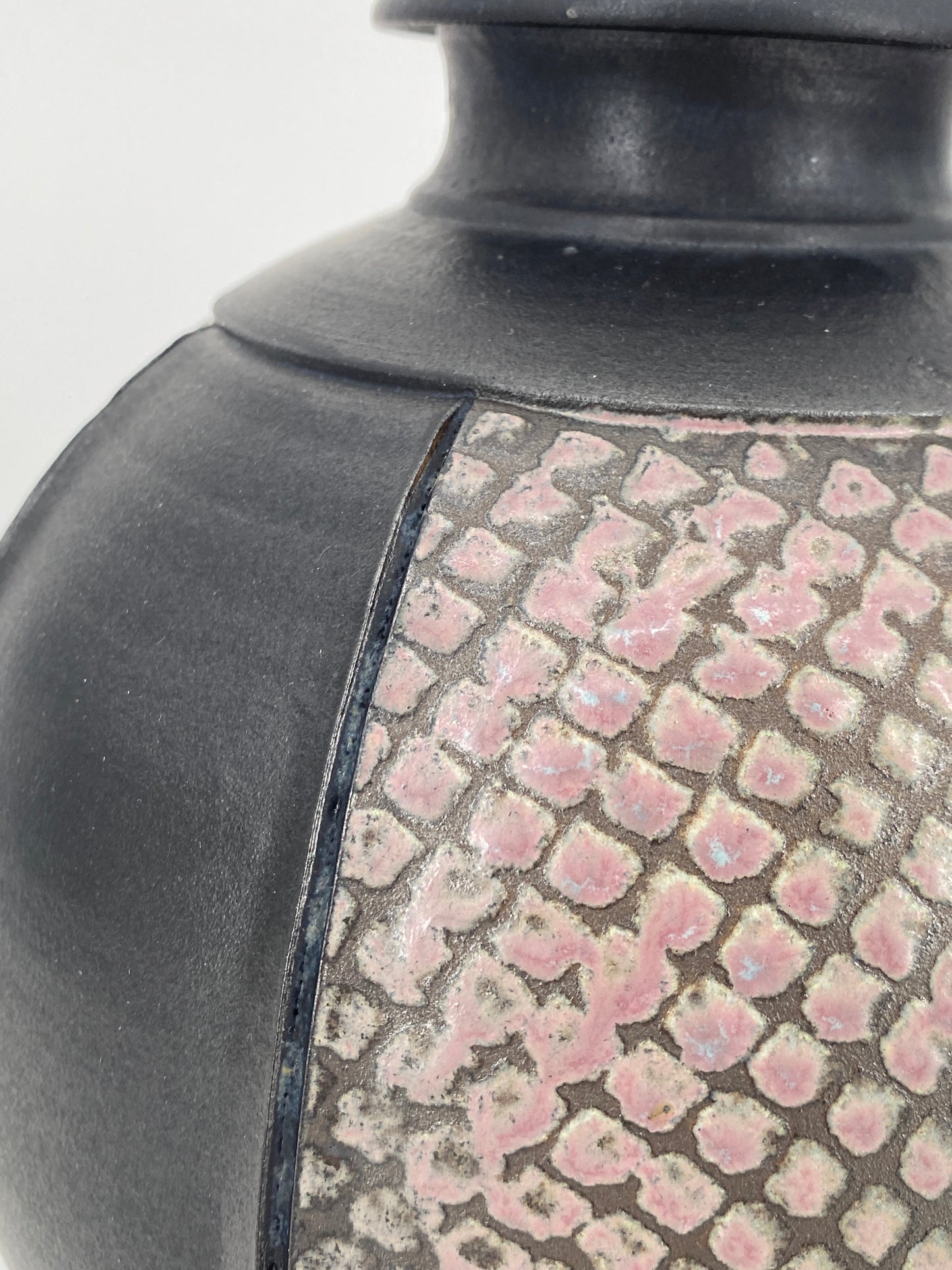 Bauchige Vase aus Keramik, Studiokeramik, unbekannte Bodenmarke