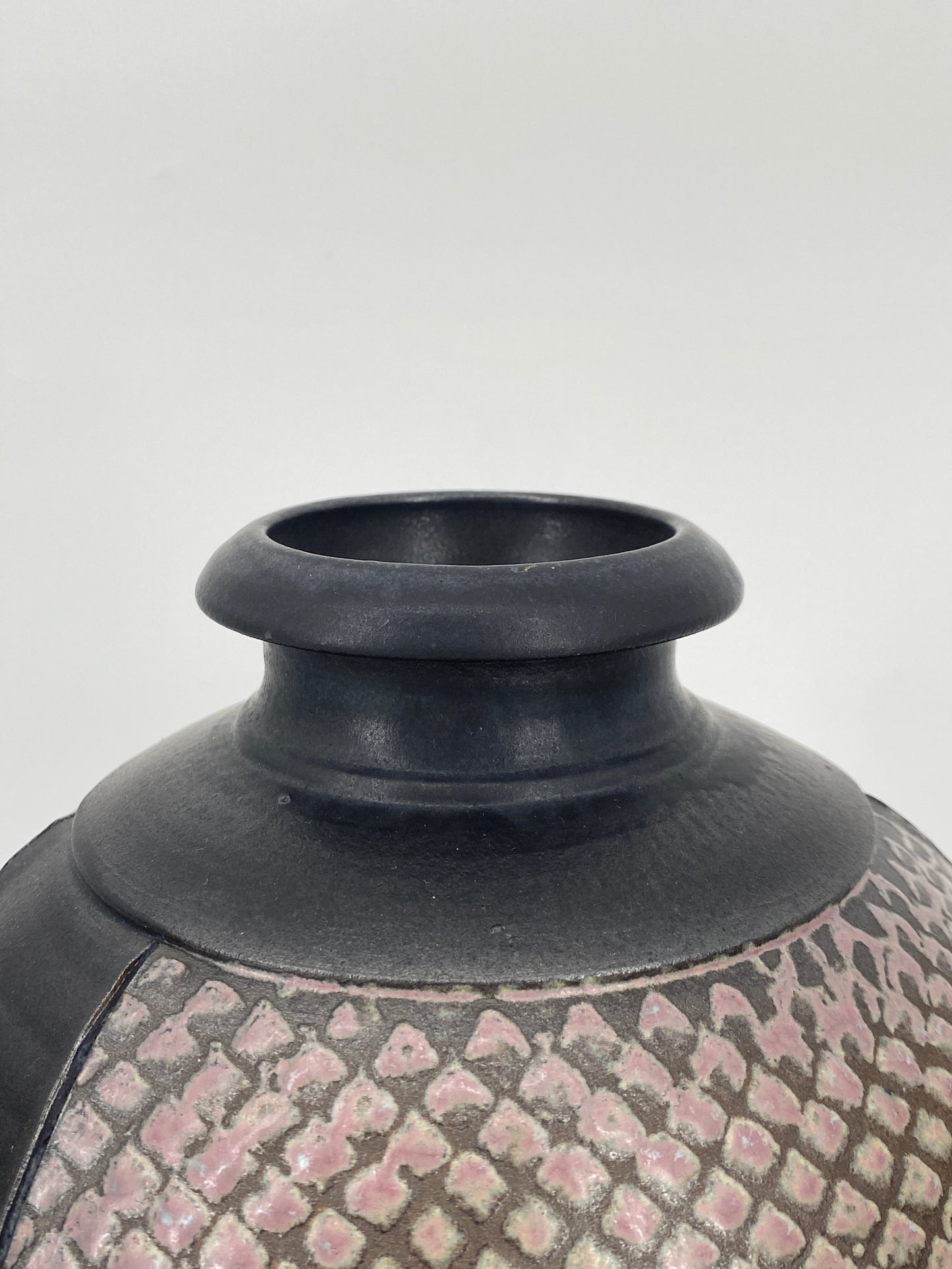 Bauchige Vase aus Keramik, Studiokeramik, unbekannte Bodenmarke