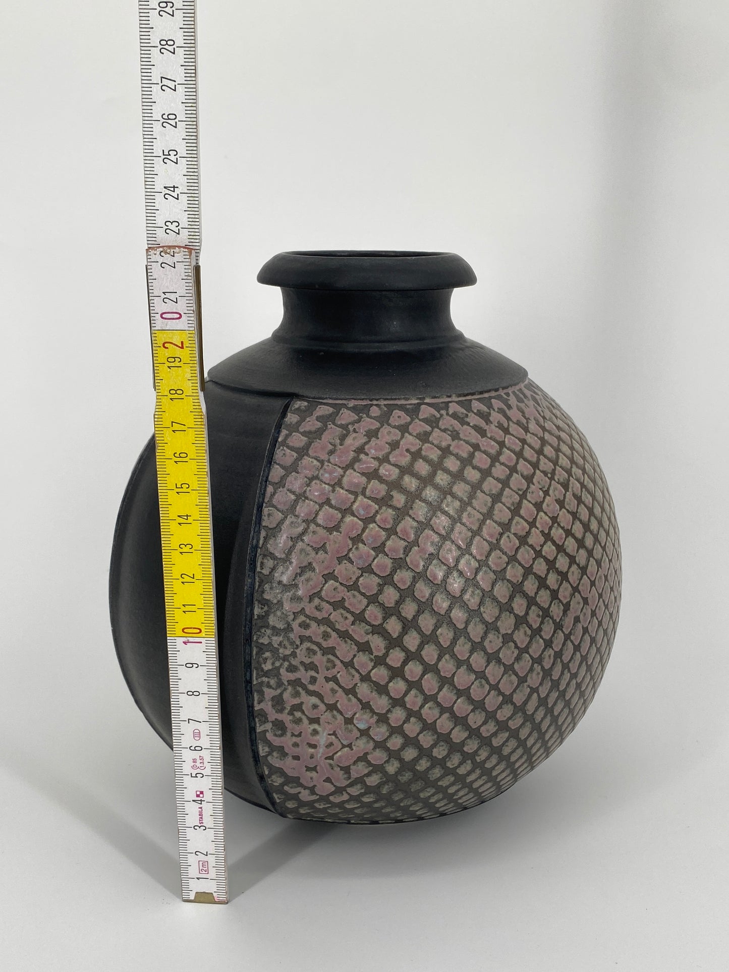 Bauchige Vase aus Keramik, Studiokeramik, unbekannte Bodenmarke
