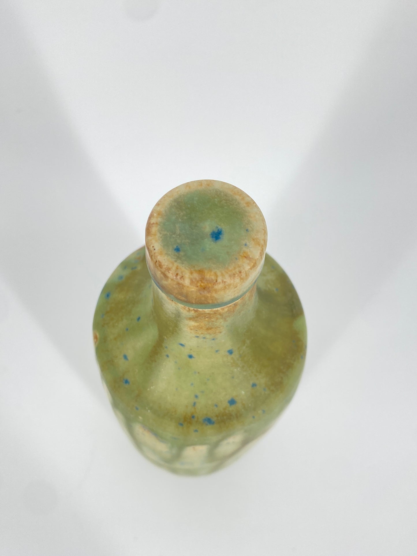 Flasche aus Keramik mit blauen Kristall-Sprenkel und Korken aus Naturkork