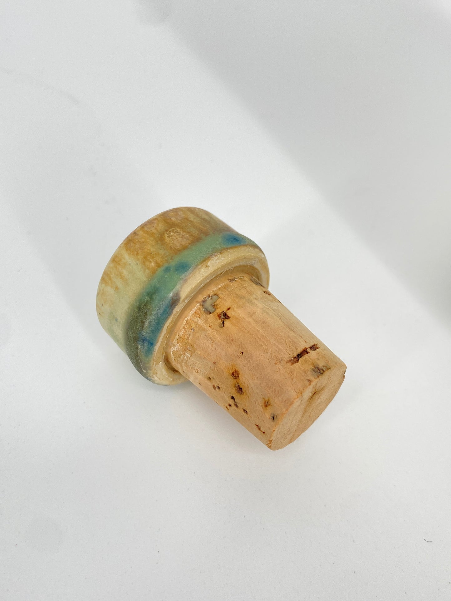 Flasche aus Keramik mit blauen Kristall-Sprenkel und Korken aus Naturkork