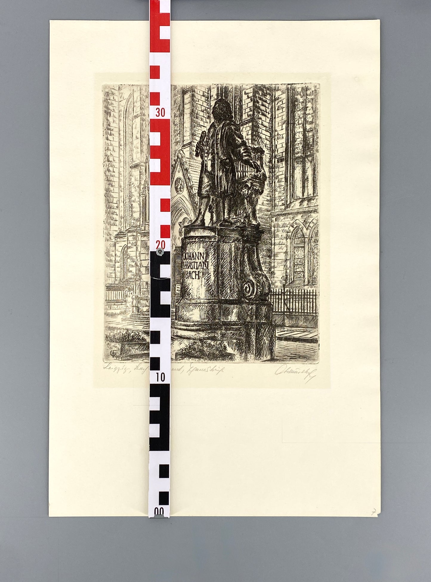 Signierte Radierung "Das Neue Bachdenkmal vor der Thomaskirche in Leipzig" von Gerhard Fraundorf