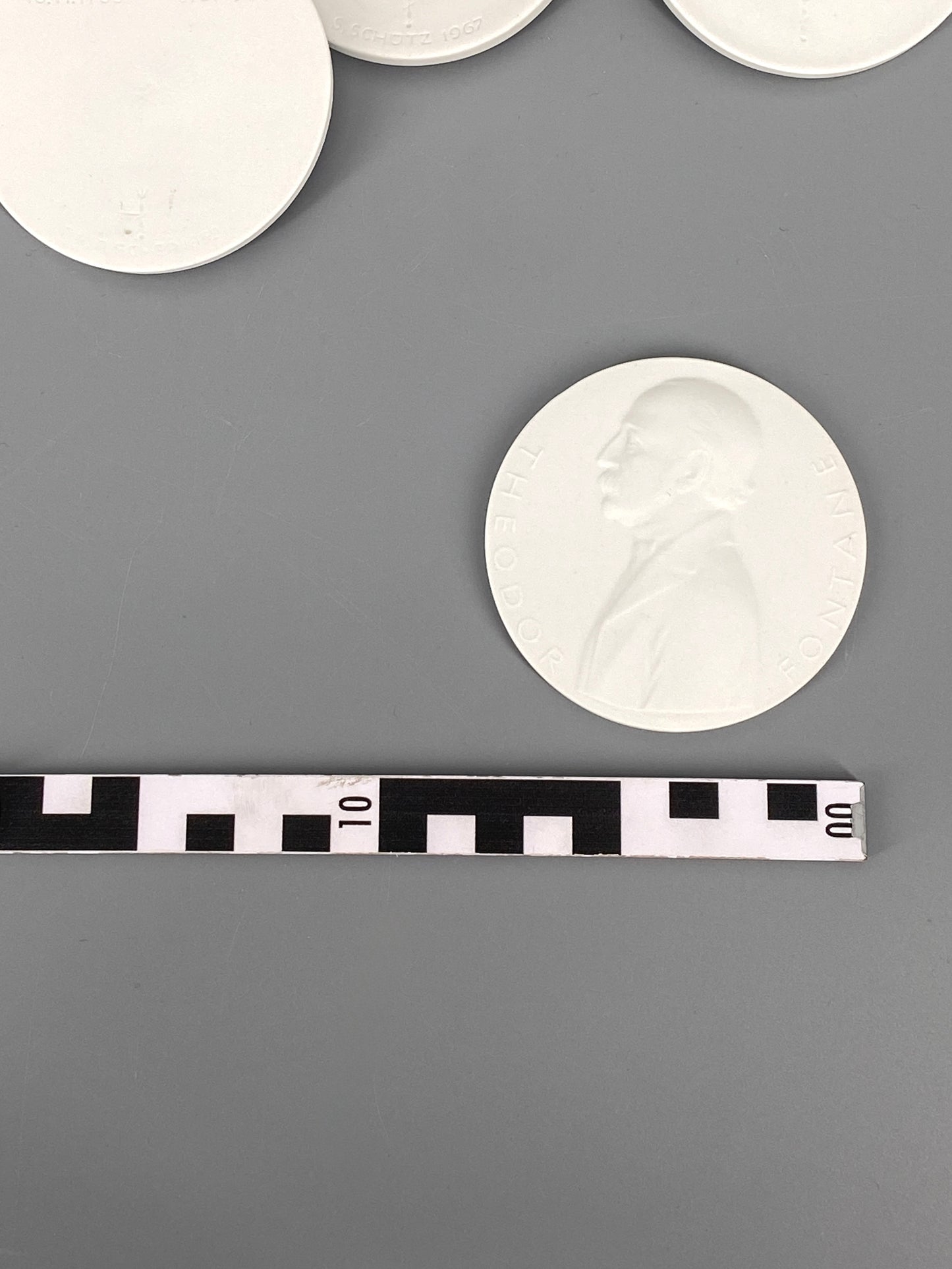 10 Porzellanmedaillen von KPM, Luther, Humboldt, Fontane etc