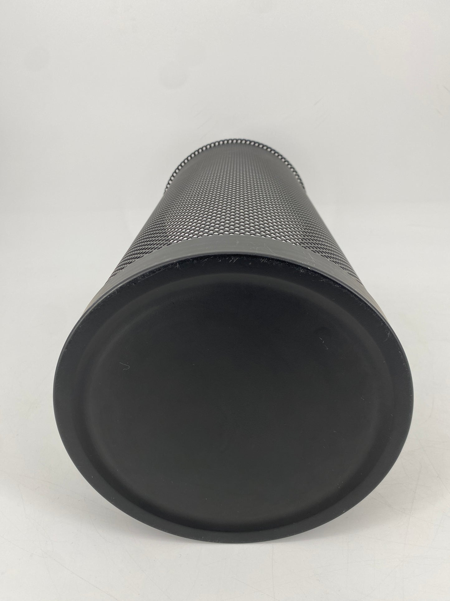 Schirmständer aus schwarz lackiertem Lochblech