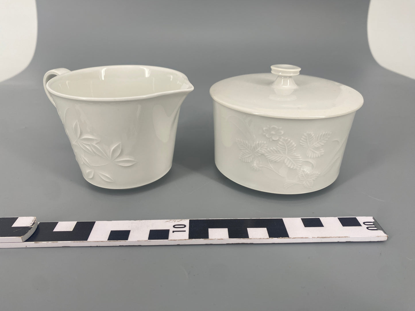 KPM Berlin Porzellan Milch und Zuckerset mit Feldblumen von Trude Petri