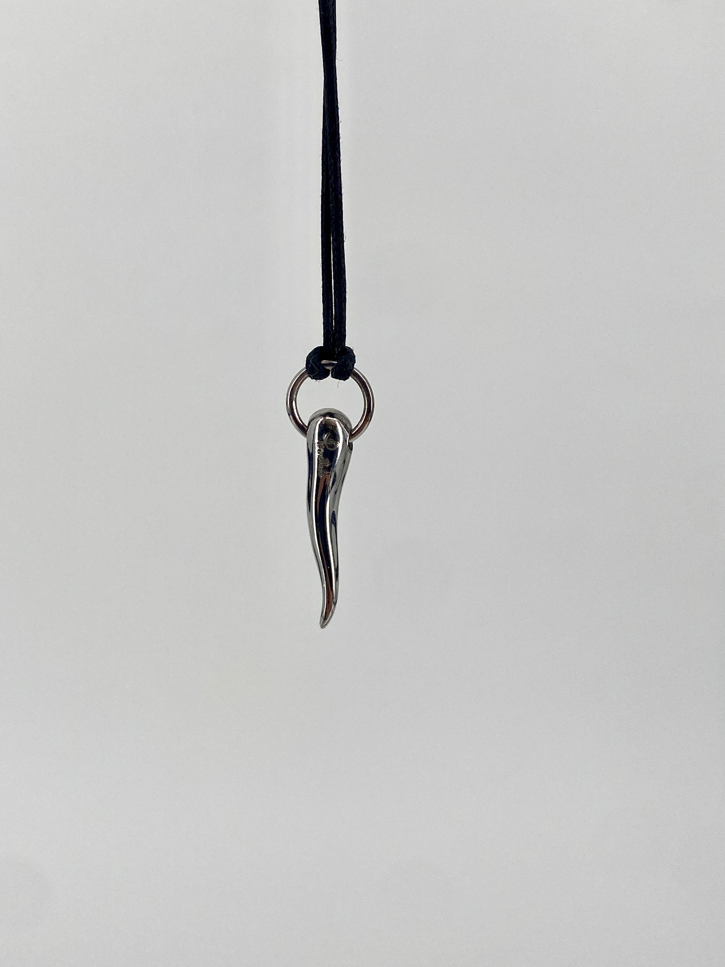 Halskette von Pomellato mit Anhänger aus 925er Silber in Form eines Horn/Zahn