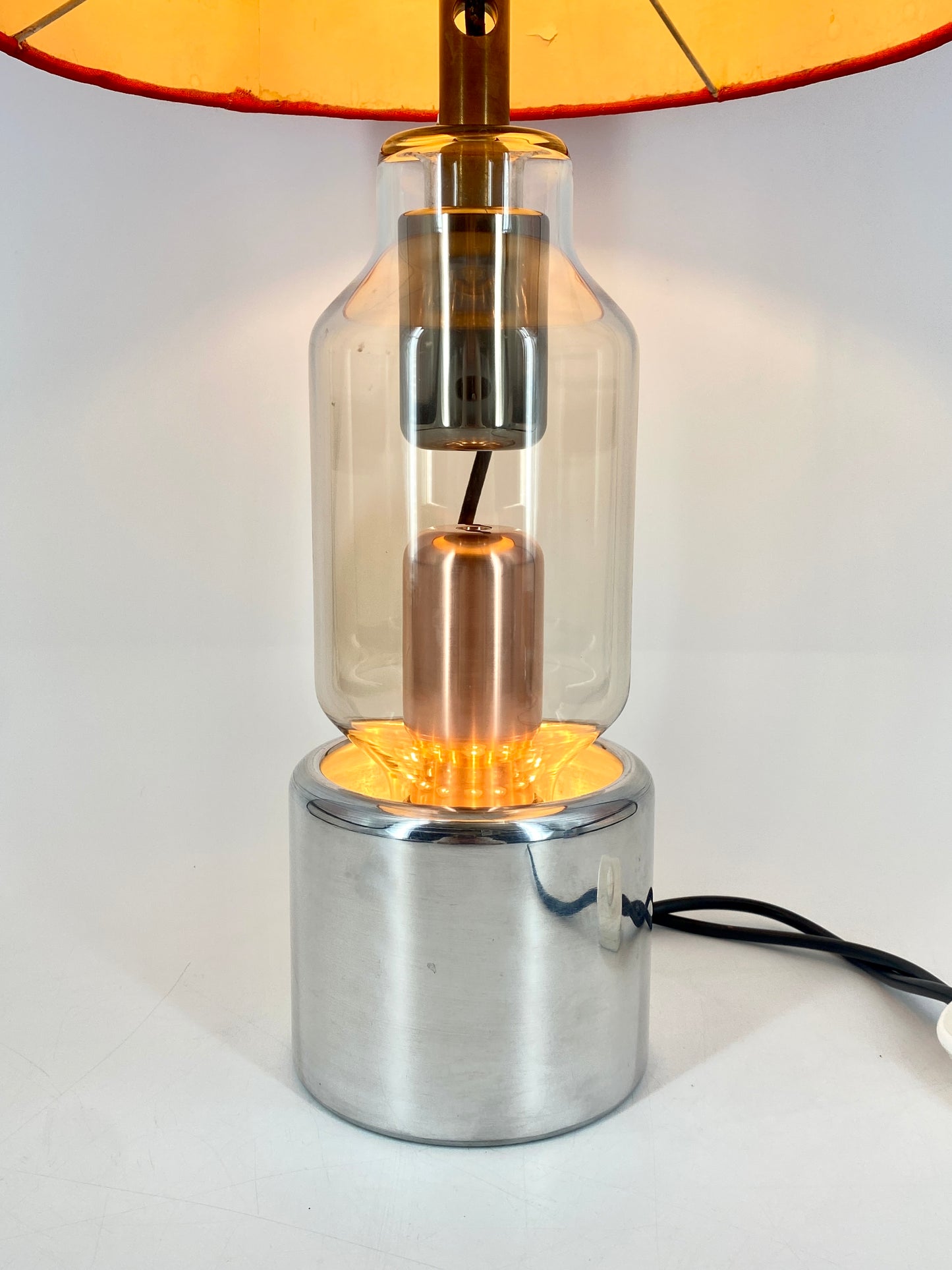 Tischlampe aus Röntgenröhre mit rotem Stoffschirm